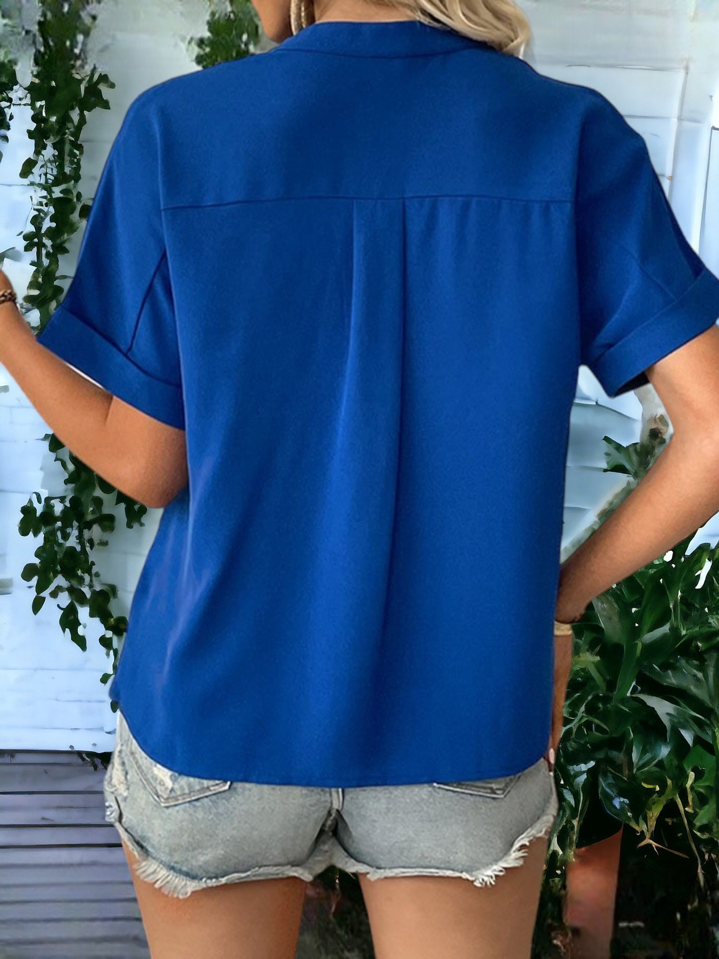 Short-Sleeved Cuffed Solid Color V-Neck Pocket Shirt