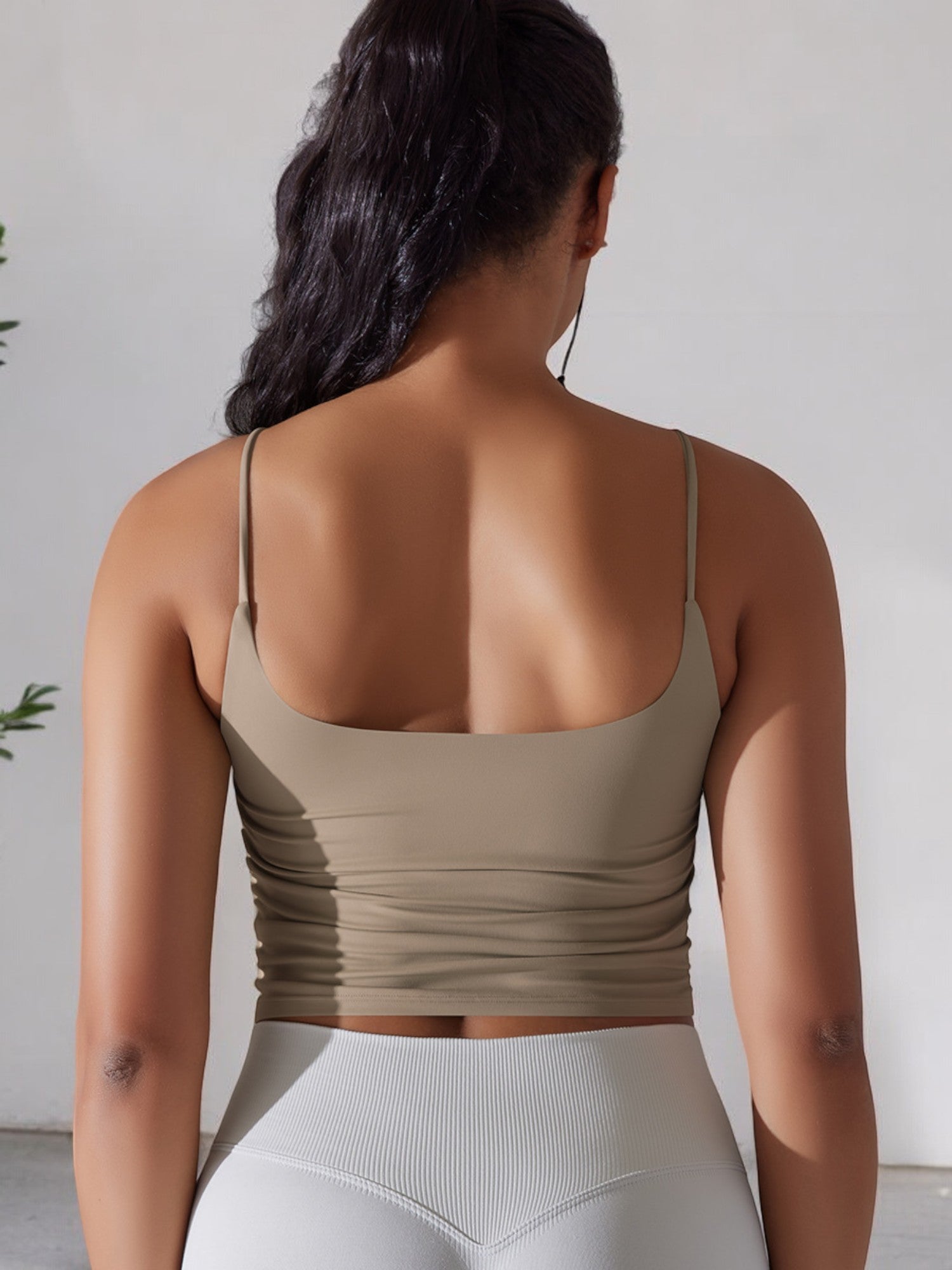 Top deportivo con tirantes finos para mujer de Anna-Kaci, detalle fruncido y tejido transpirable