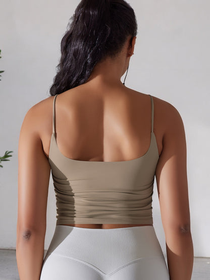 Top deportivo con tirantes finos para mujer de Anna-Kaci, detalle fruncido y tejido transpirable