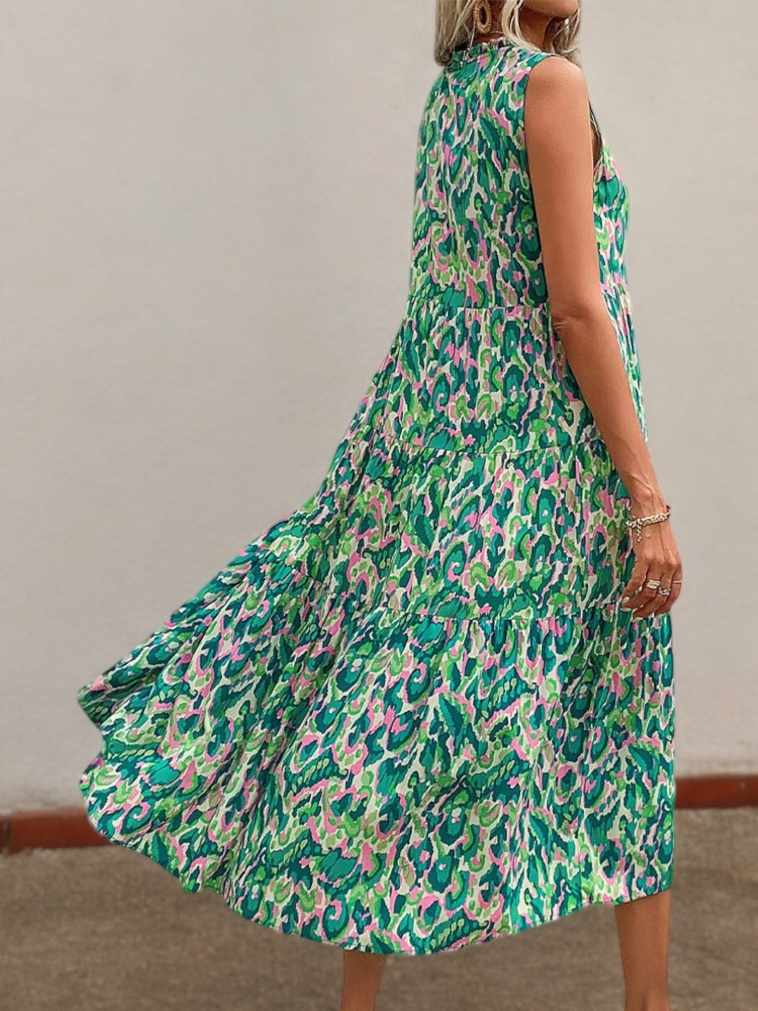 Vestido midi sin mangas estampado con cuello anudado con borlas y corte fluido