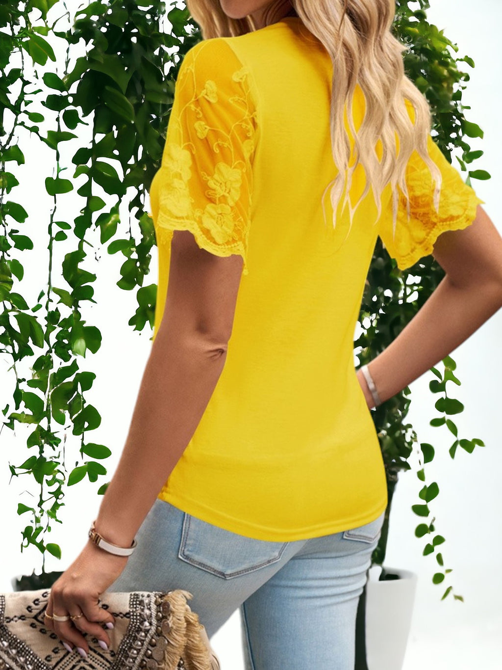 Camiseta de cuello redondo y manga corta con detalles de encaje