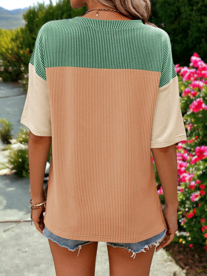 Camiseta holgada, ligera, con cuello redondo y mangas cortas y diseño en bloques de color