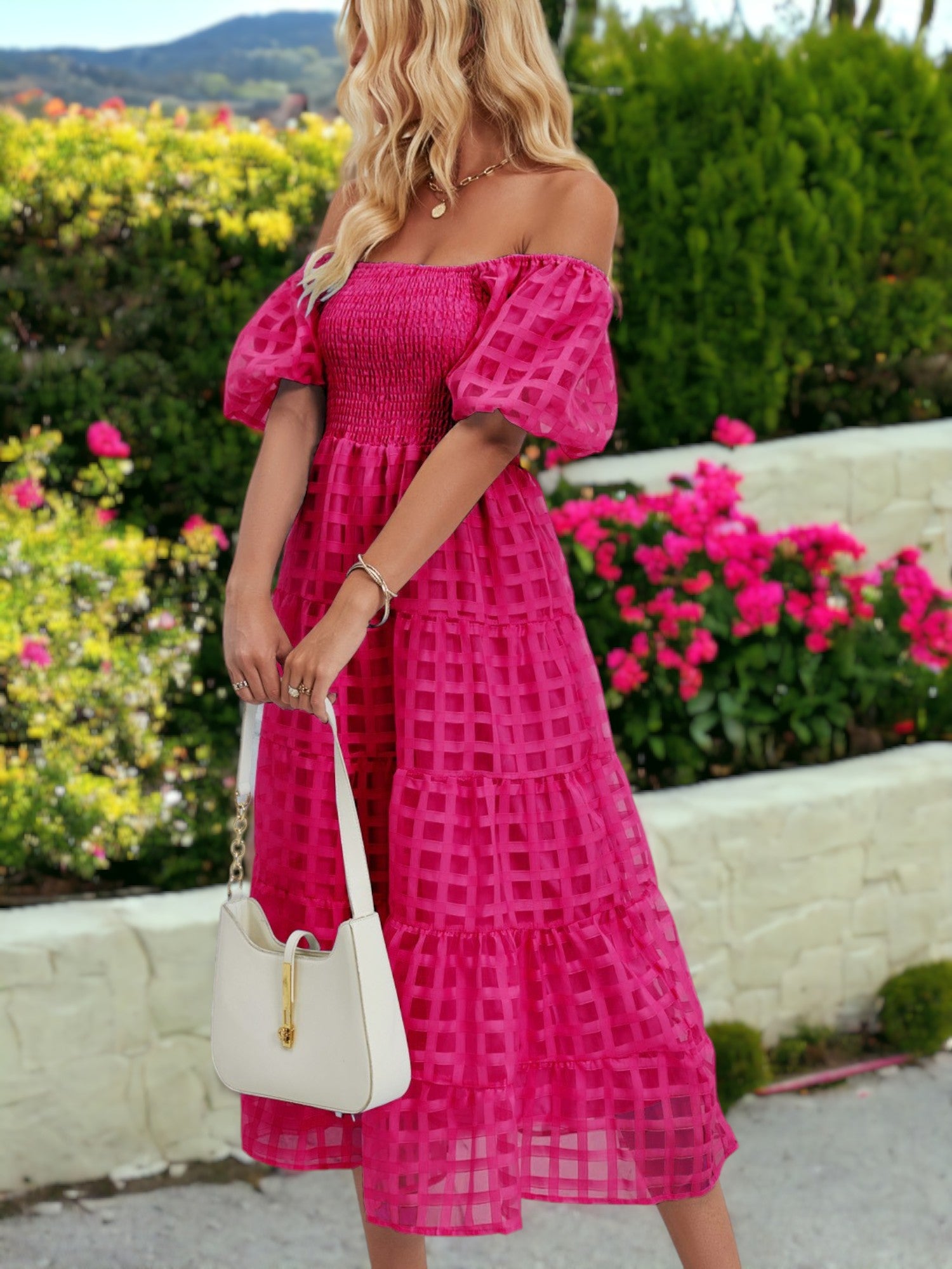 Vestido midi de malla a cuadros con escote cuadrado, mangas abullonadas y hombros descubiertos