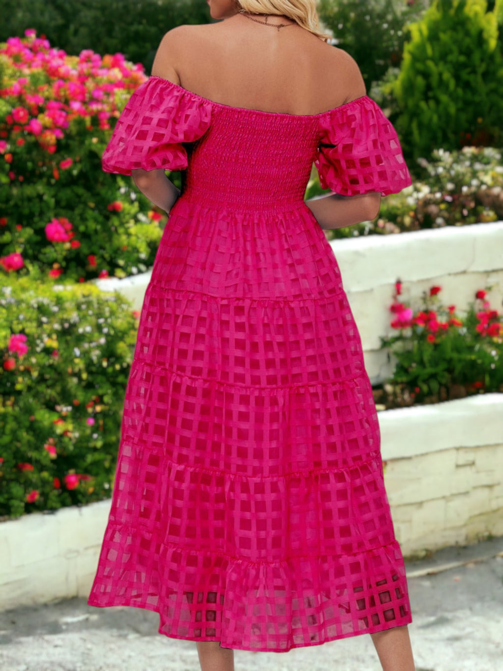 Vestido midi de malla a cuadros con escote cuadrado, mangas abullonadas y hombros descubiertos