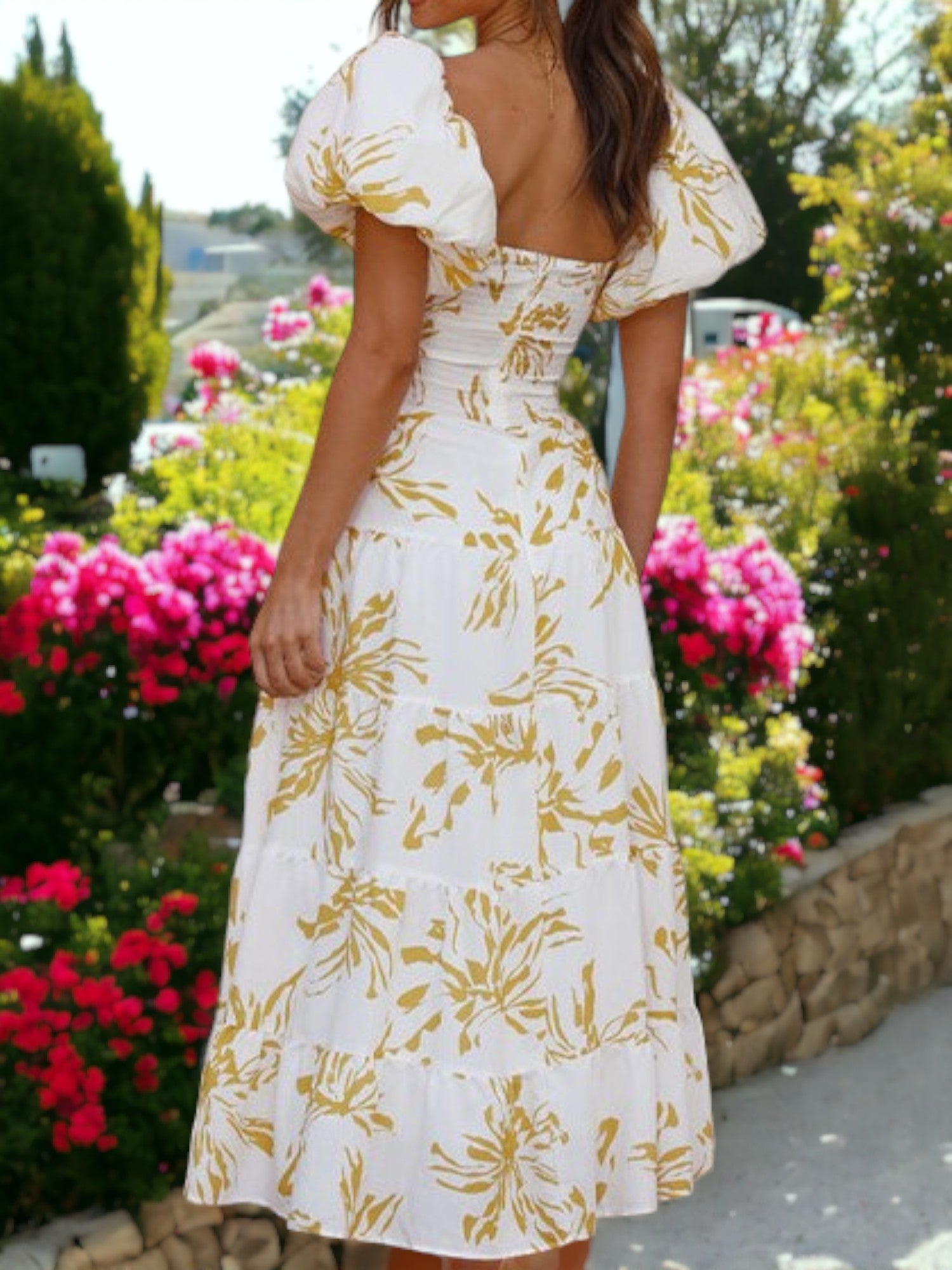 Vestido largo cruzado con espalda fruncida y estampado floral con mangas abullonadas