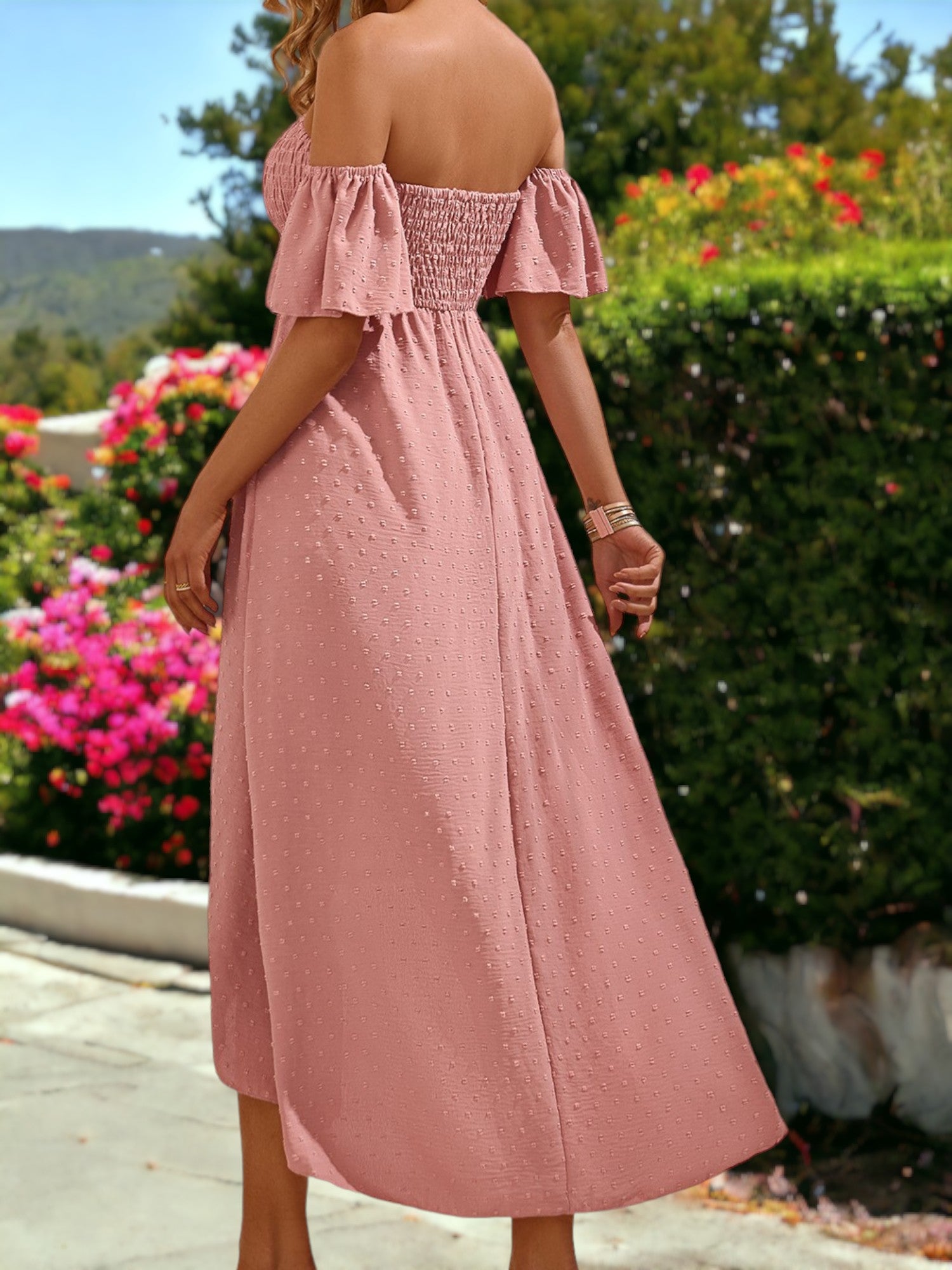 Vestido estilo falda cruzada con hombros descubiertos