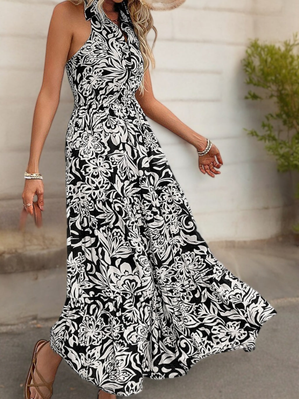 Vestido largo con cuello halter y estampado floral en blanco y negro
