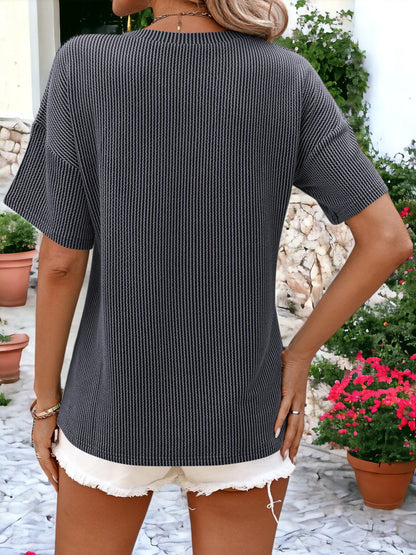 Camiseta holgada con cuello redondo, textura de rayas y bolsillos laterales detallados