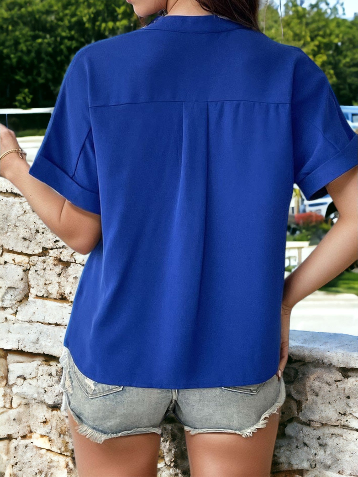 Camisa estilo europeo con detalles de bolsillos laterales y manga corta y escote en V