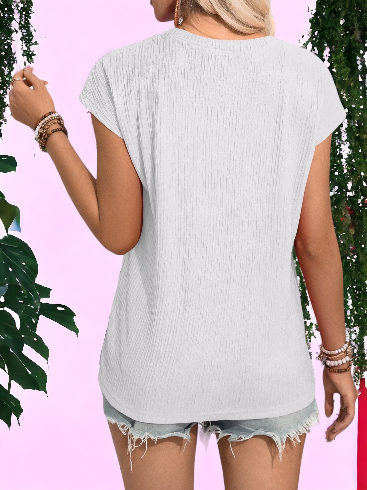 Blusa texturizada de manga corta con cuello redondo y detalle de bolsillo lateral