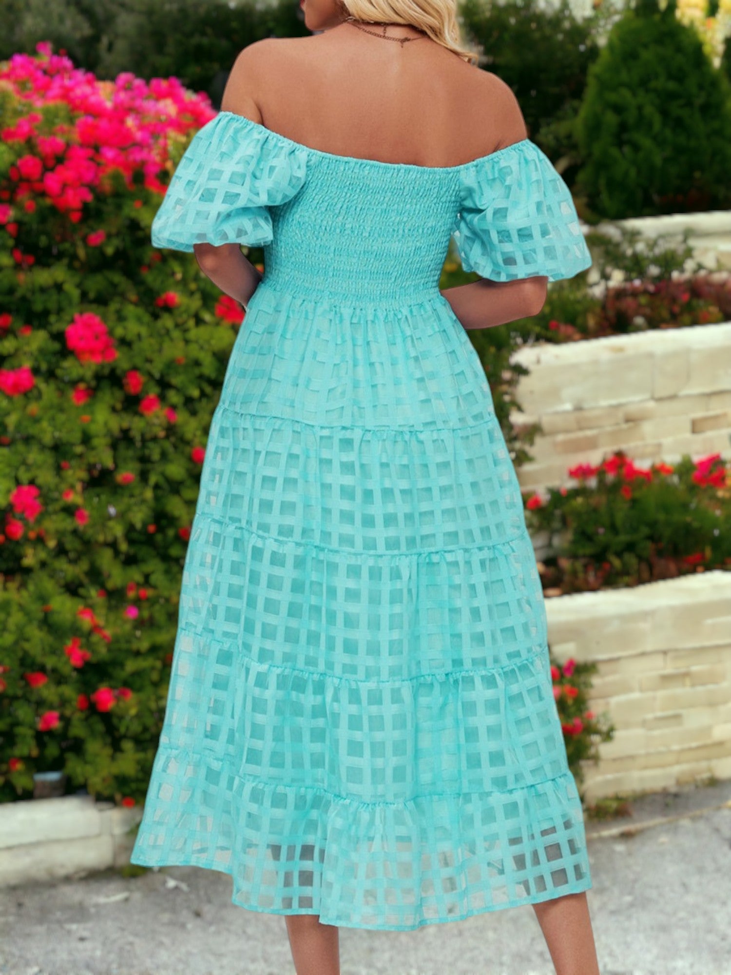 Vestido midi de malla a cuadros con escote cuadrado, mangas abullonadas y hombros descubiertos