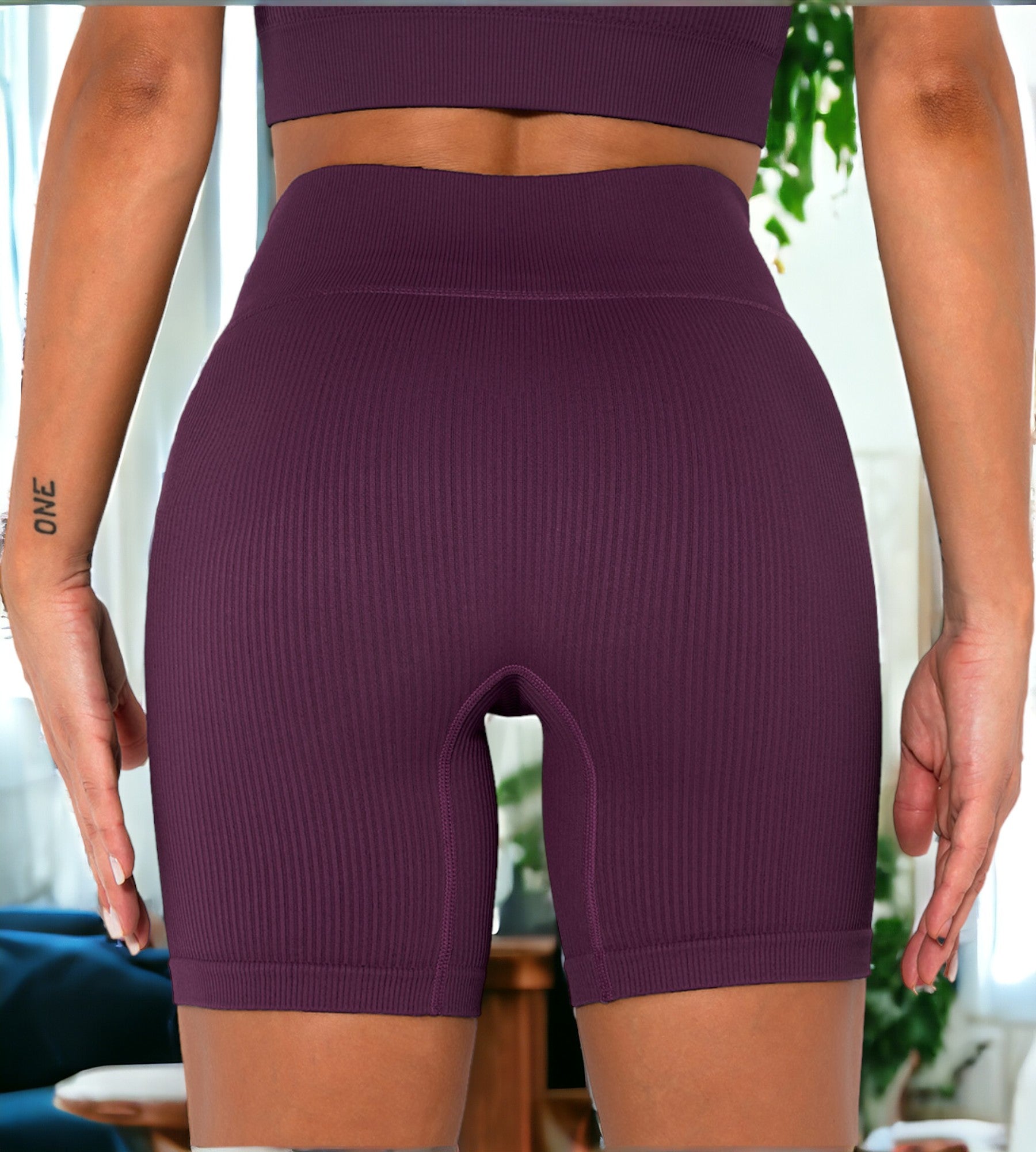 Pantalones cortos de yoga con costuras roscadas en la cadera