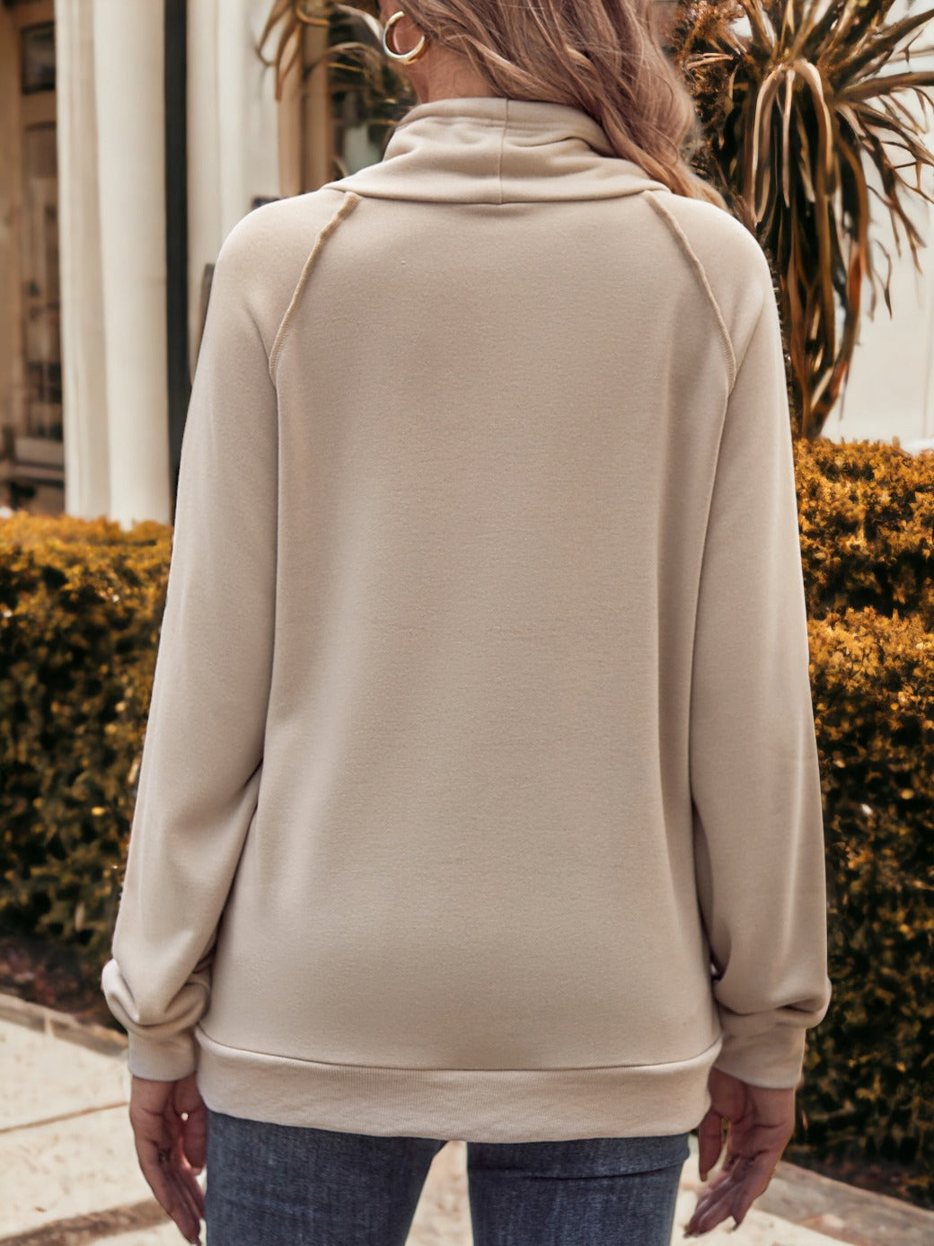 Sudadera con capucha holgada y costuras en contraste