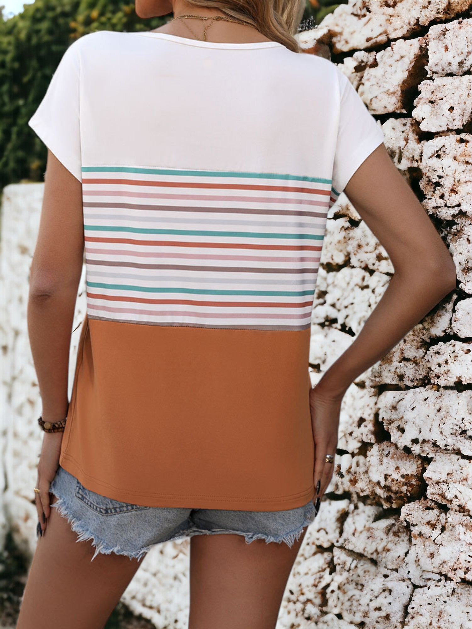 Camiseta de manga corta con cuello redondo y rayas