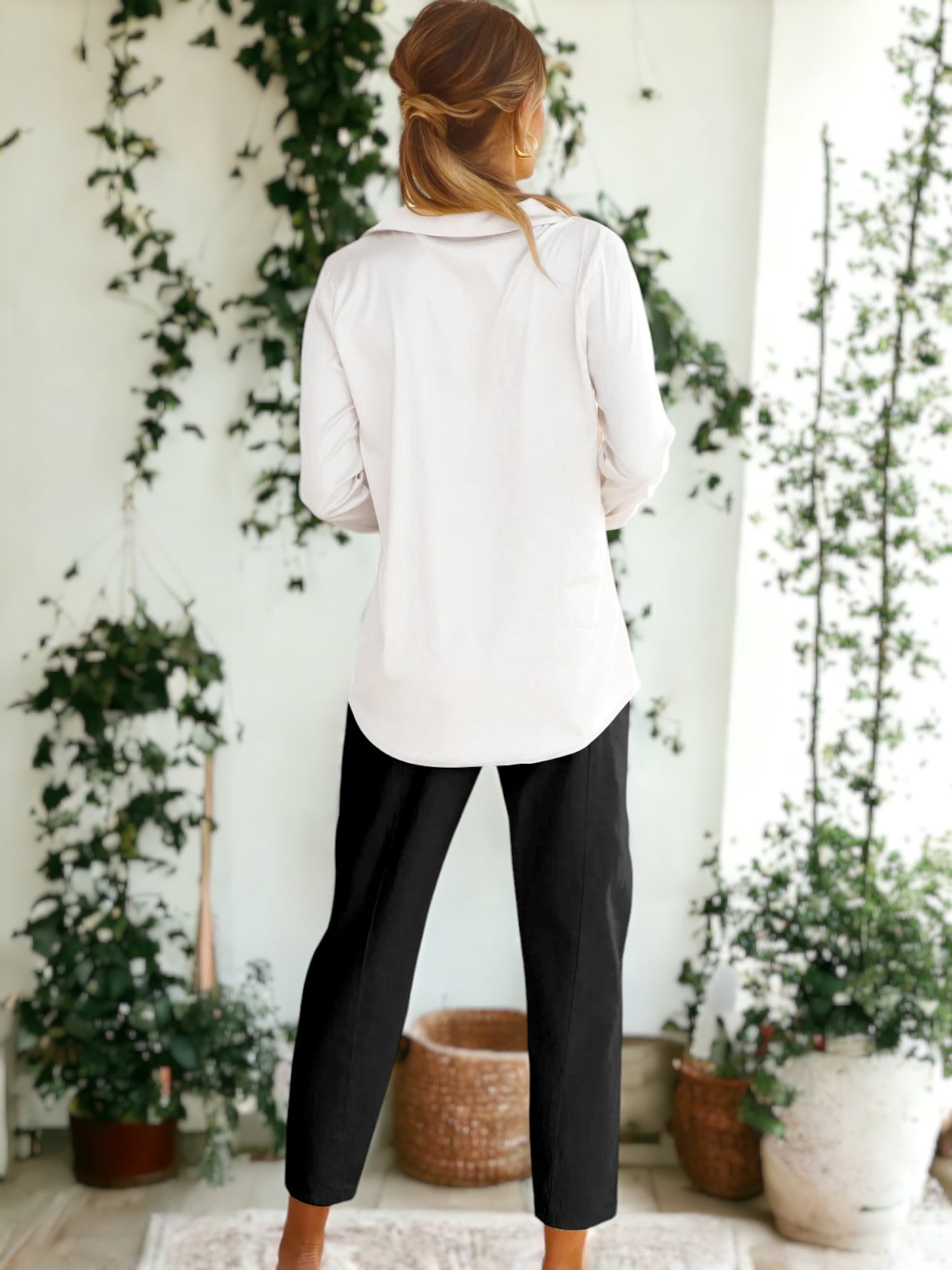Blusa de satén con botones y cuello con muescas