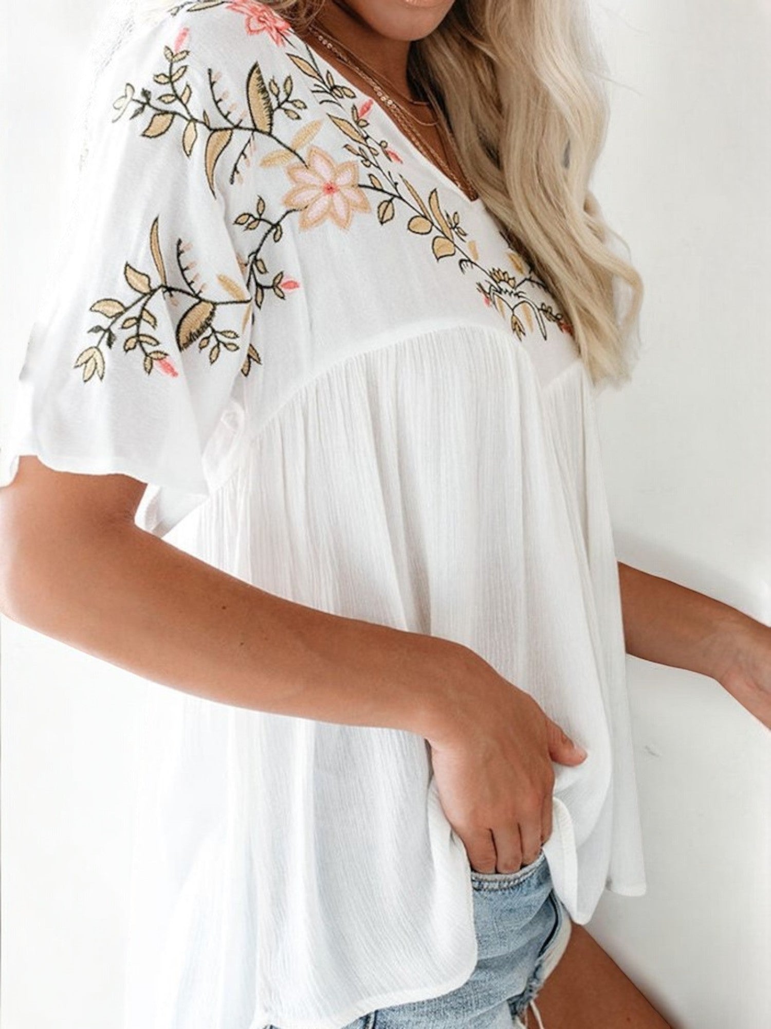 Blusa con cuello en V, manga corta y flores bordadas para mujer de Anna-Kaci