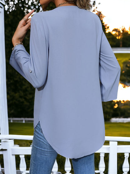 Blusa con mangas enrollables y muescas