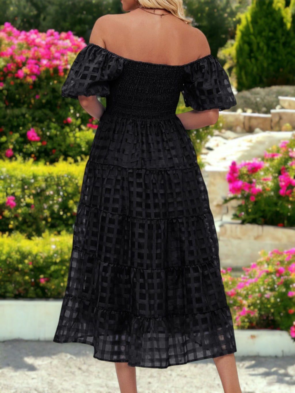 Vestido midi de malla a cuadros con escote cuadrado, mangas abullonadas y hombros descubiertos