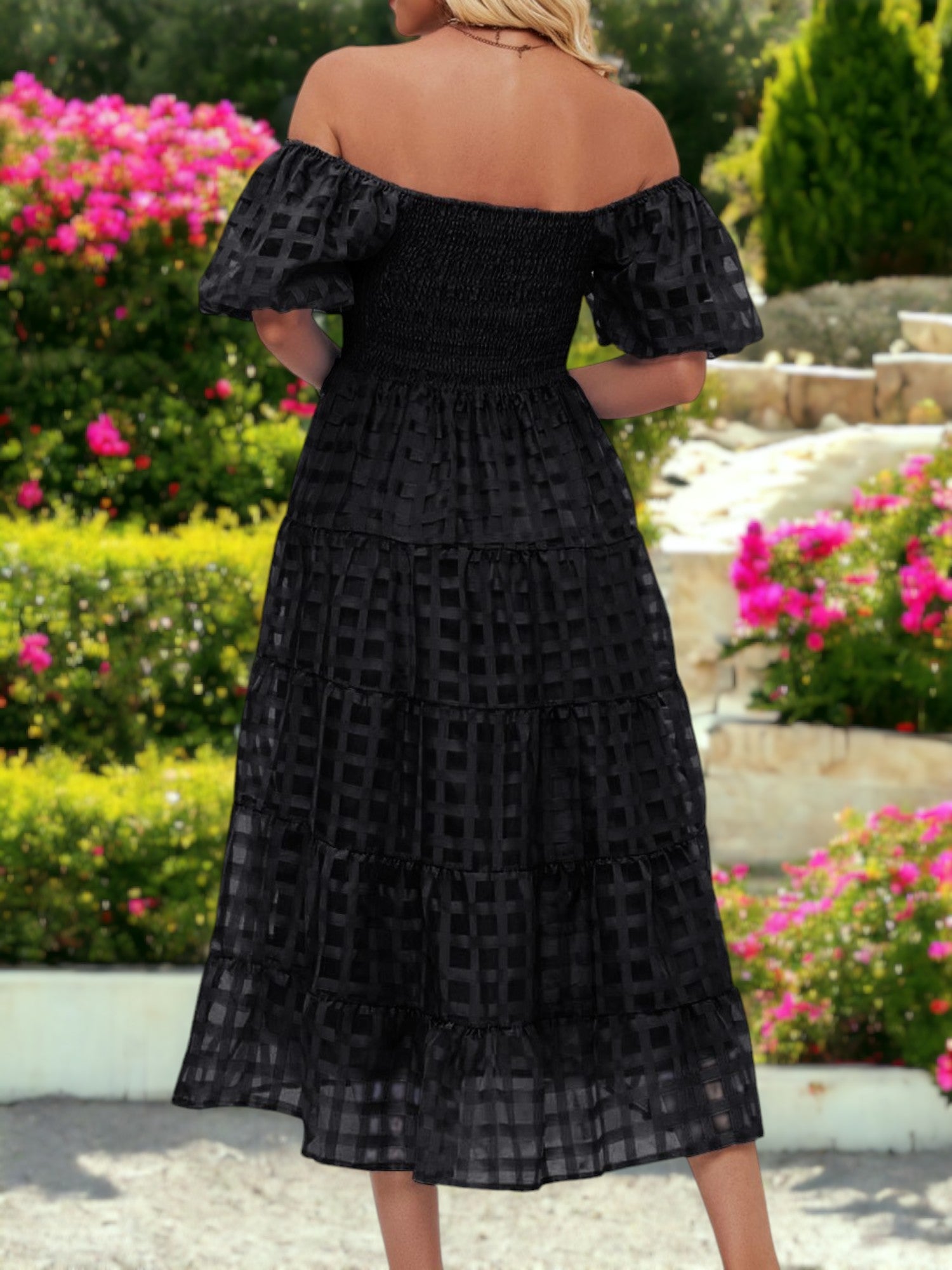 Vestido midi de malla a cuadros con escote cuadrado, mangas abullonadas y hombros descubiertos
