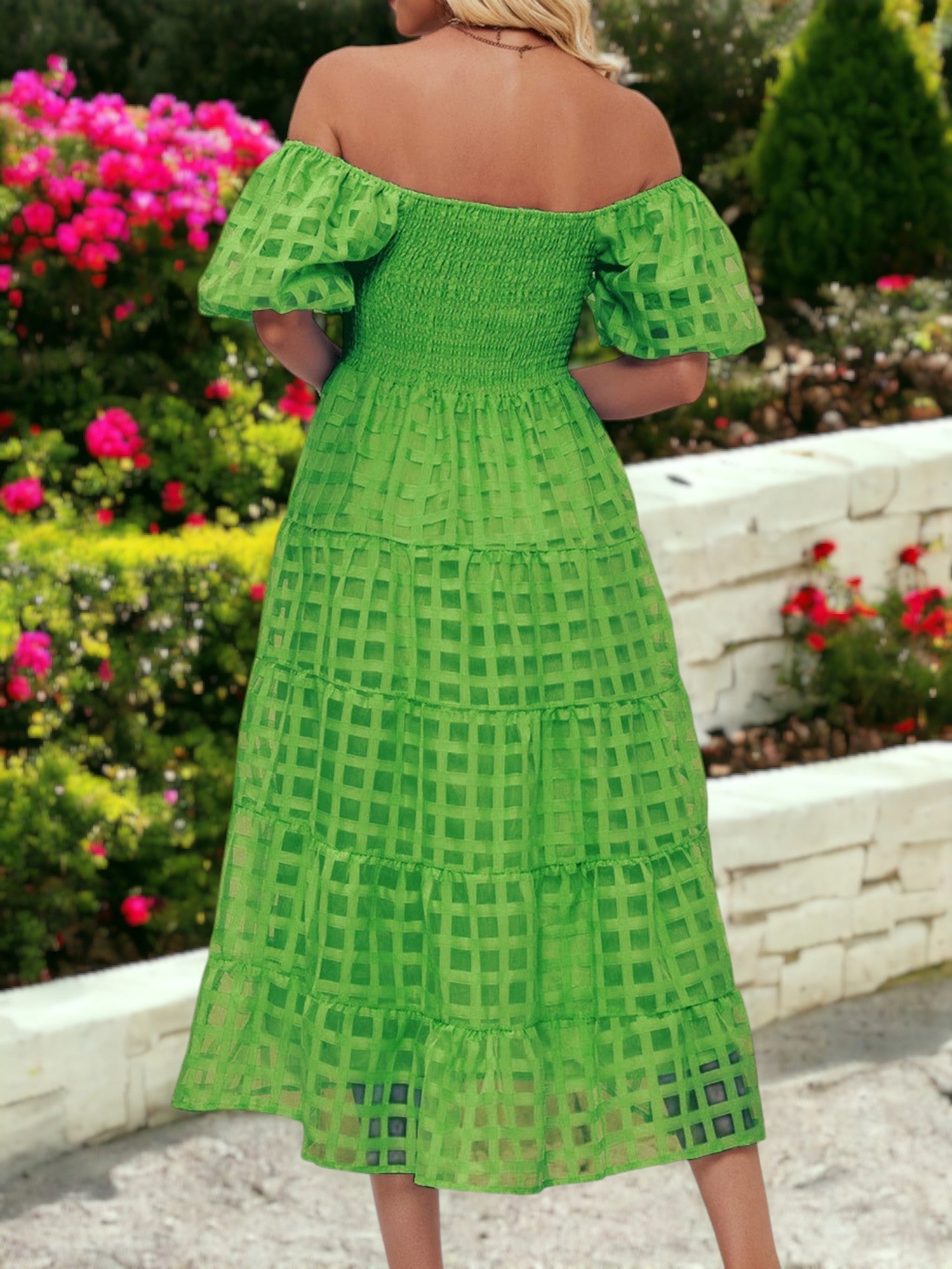 Vestido midi de malla a cuadros con escote cuadrado, mangas abullonadas y hombros descubiertos