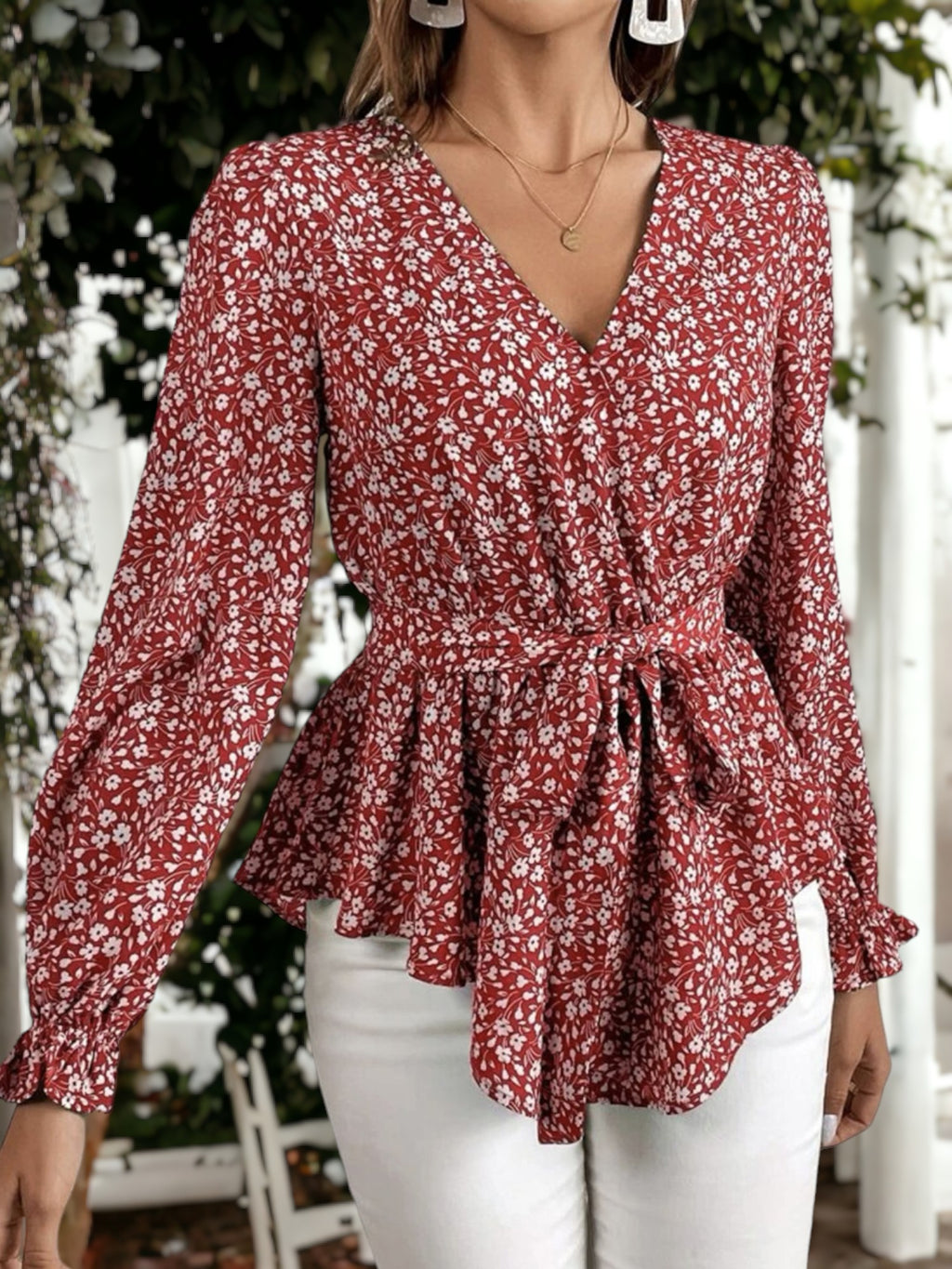 Blusa asimétrica con escote en V, manga larga y dobladillo peplum con estampado floral