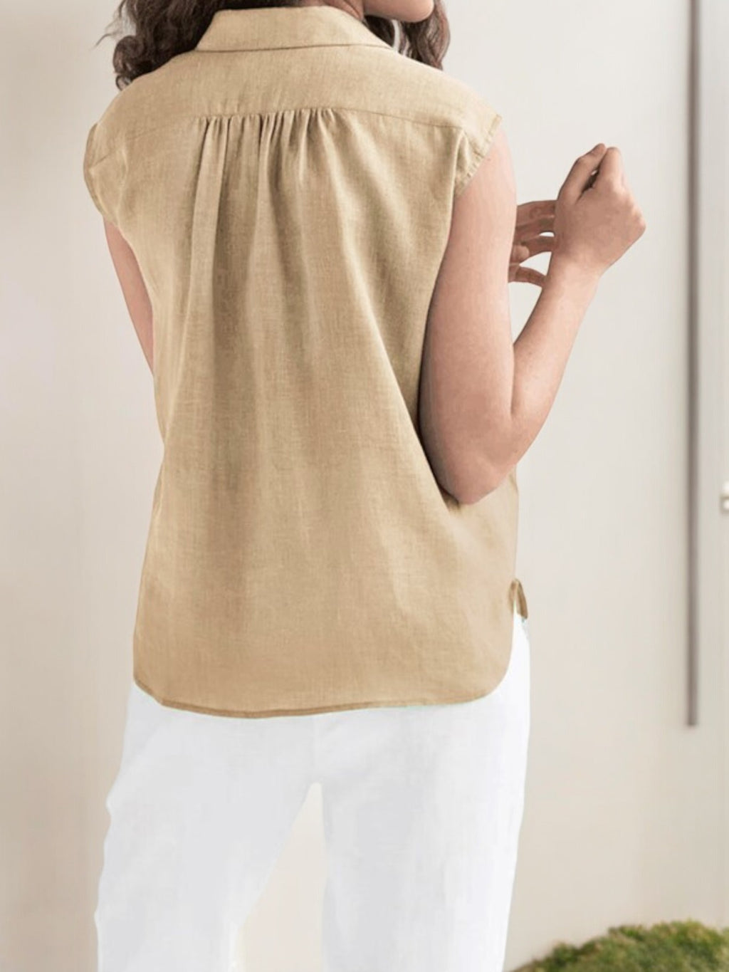 Sleeveless Button-Down Blouse with Pointed Collar and Relaxed Fit
