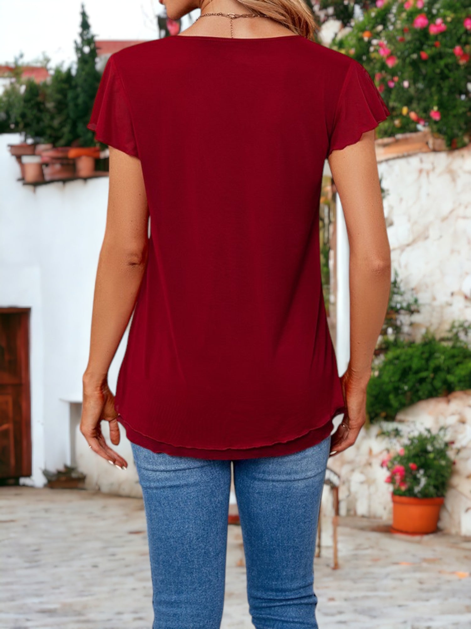 Blusa de dos capas con detalle de malla y mangas con vuelo y escote en V