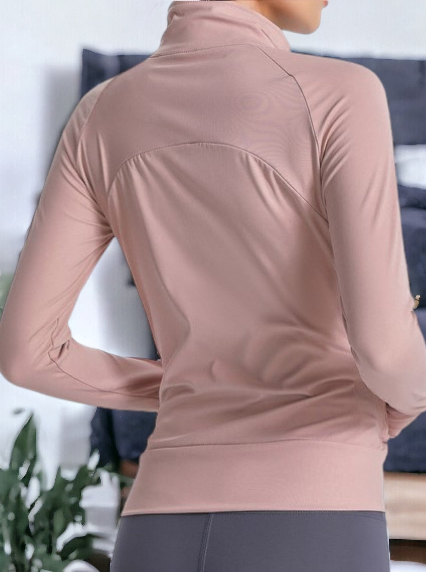 Chaqueta deportiva ajustada con cremallera frontal y mangas largas con protección solar