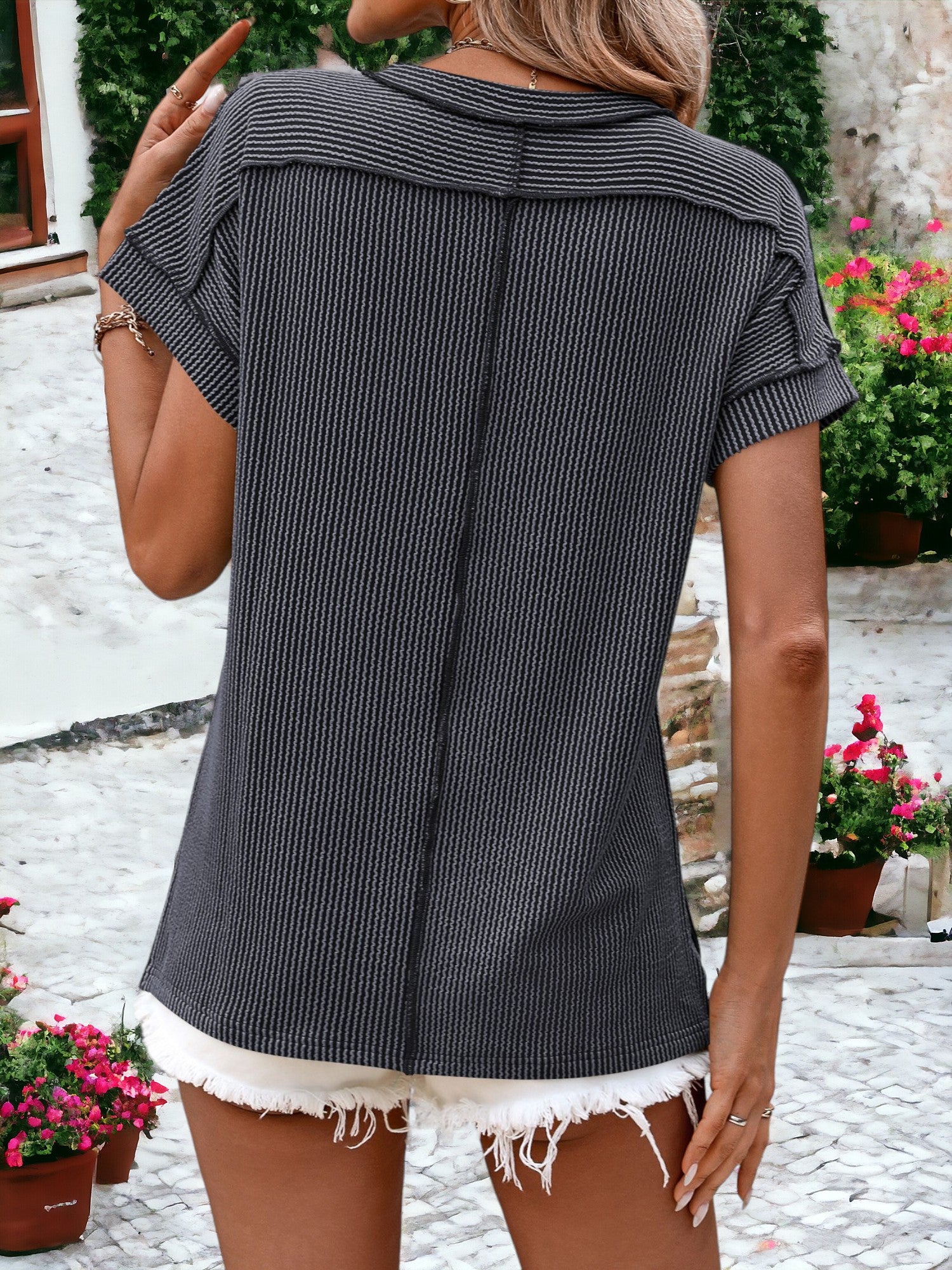 Camiseta de manga corta con cuello redondo y bordes expuestos con textura a rayas