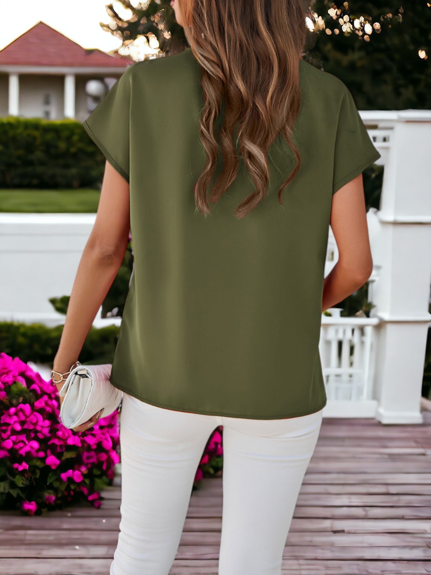 Blusa de manga corta con escote en V y detalle de encaje