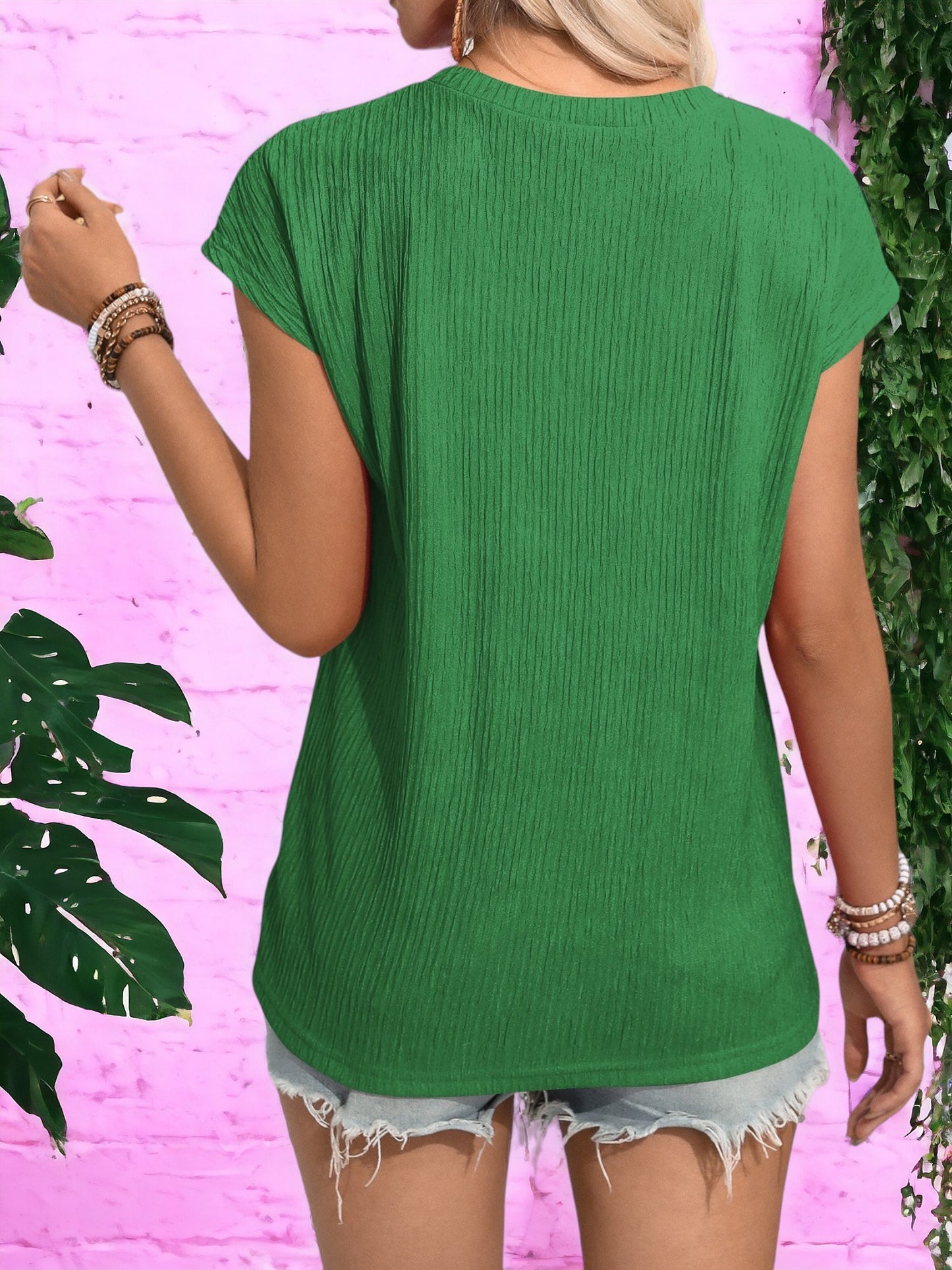 Blusa texturizada de manga corta con cuello redondo y detalle de bolsillo lateral