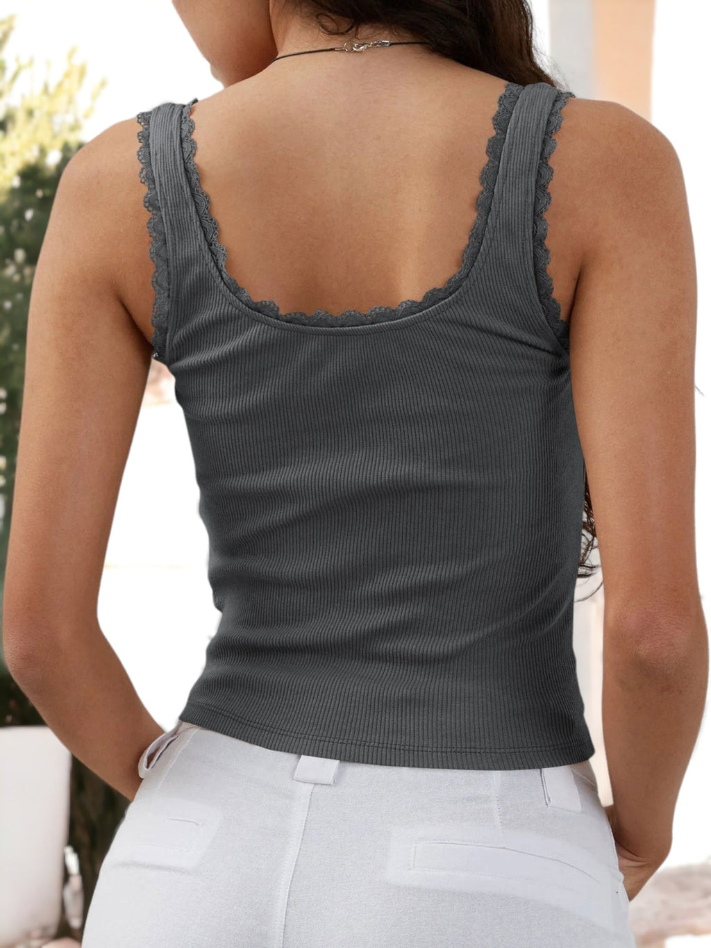 Blusa sin mangas con escote cuadrado y detalles de encaje