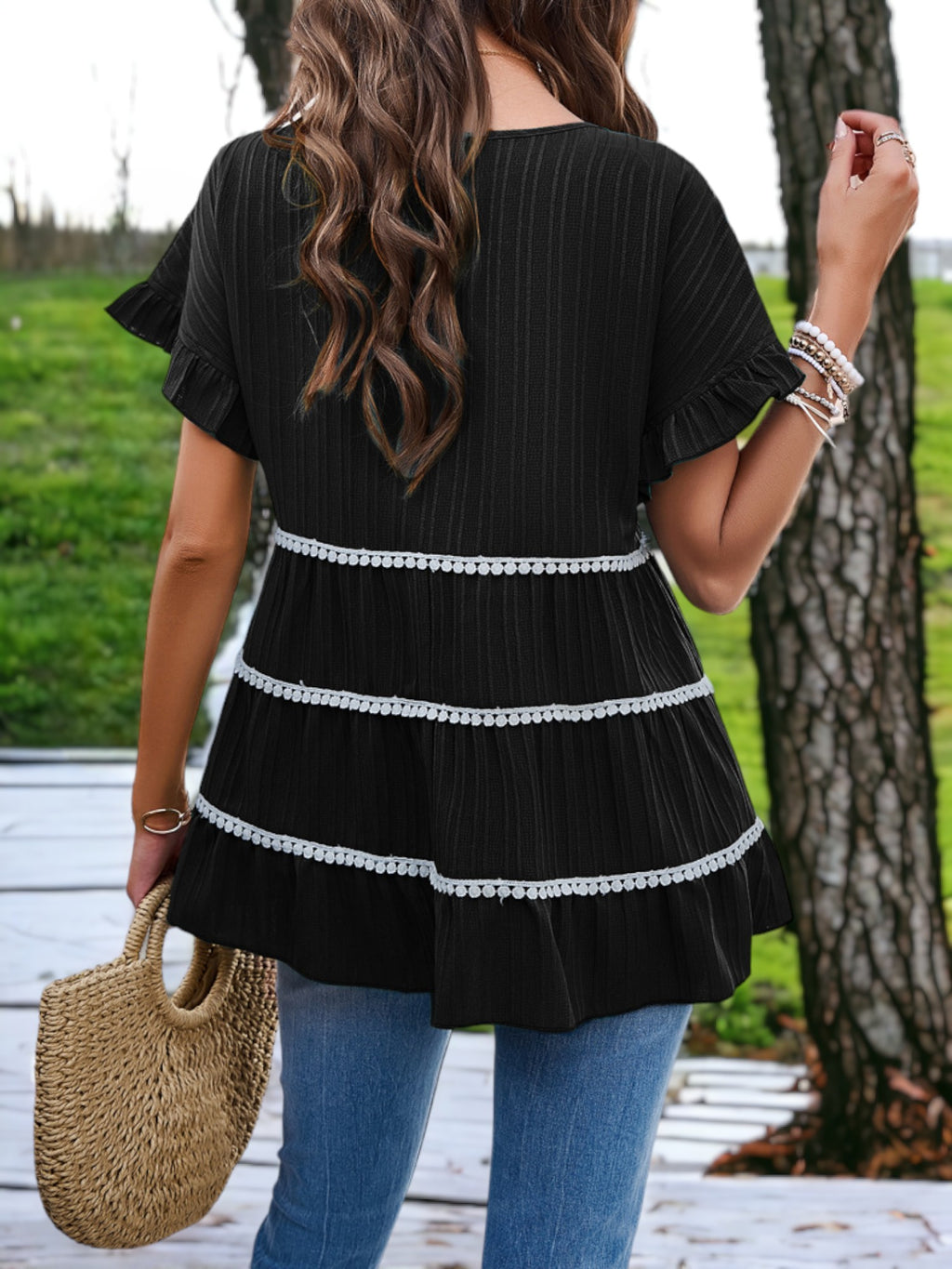 Blusa suelta con cuello redondo y mangas con volantes