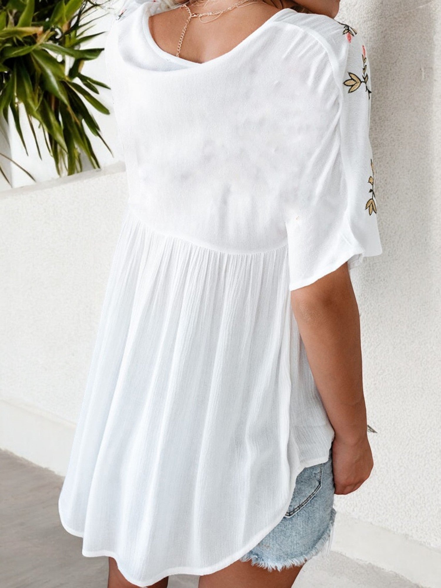 Blusa con cuello en V, manga corta y flores bordadas para mujer de Anna-Kaci