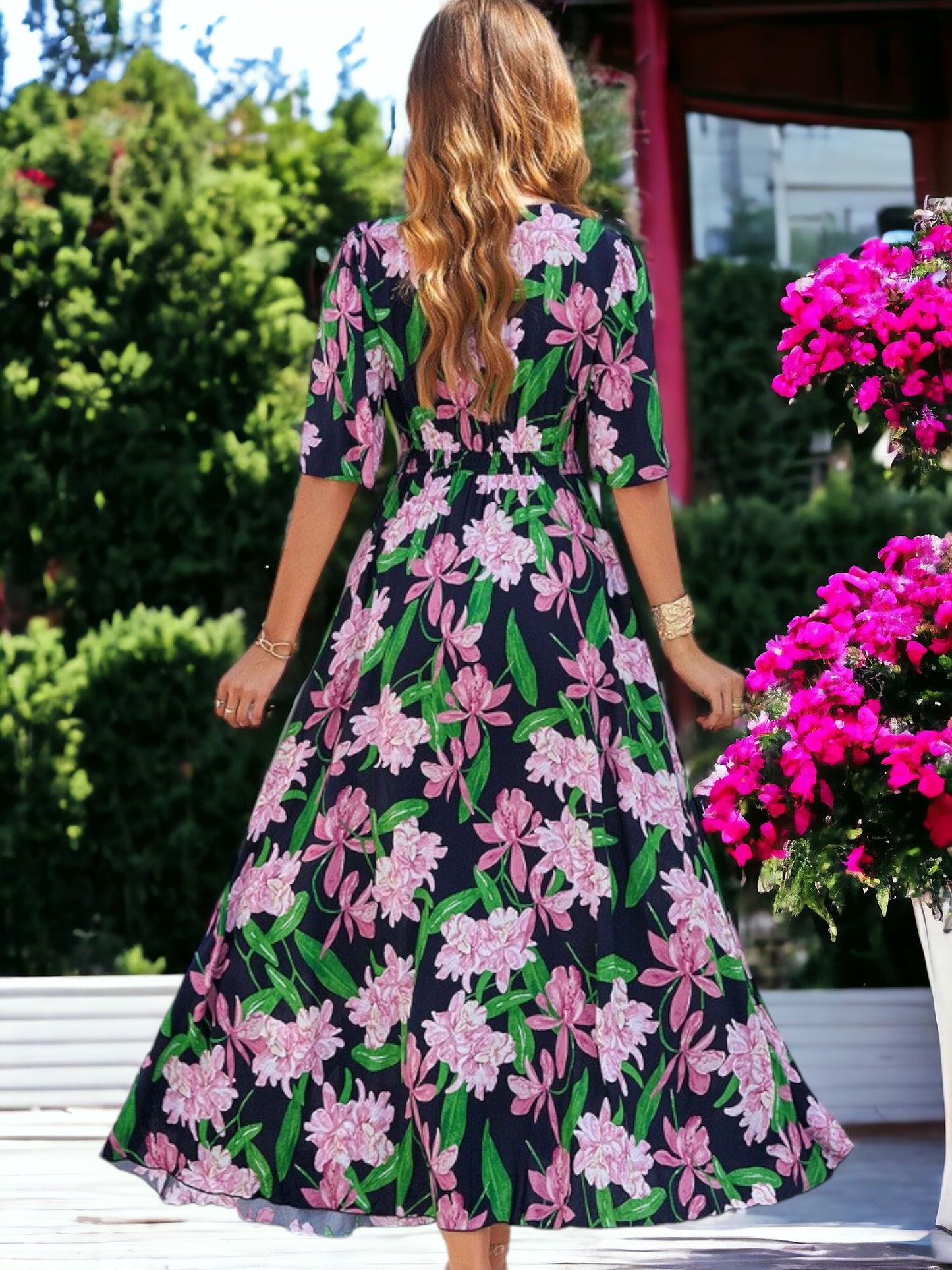Vestido largo con estampado floral, detalles de botones y mangas medianas