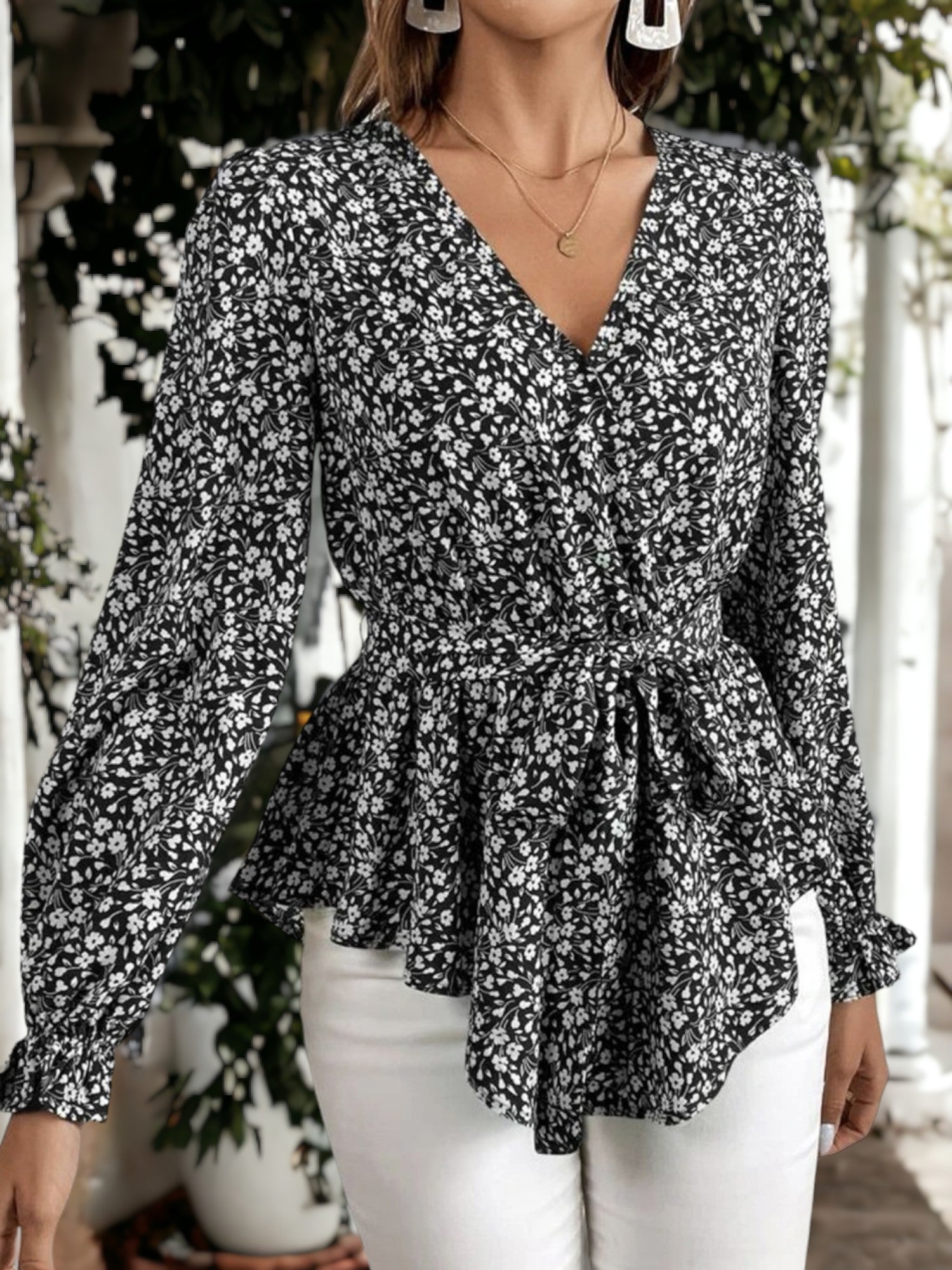 Blusa asimétrica con escote en V, manga larga y dobladillo peplum con estampado floral