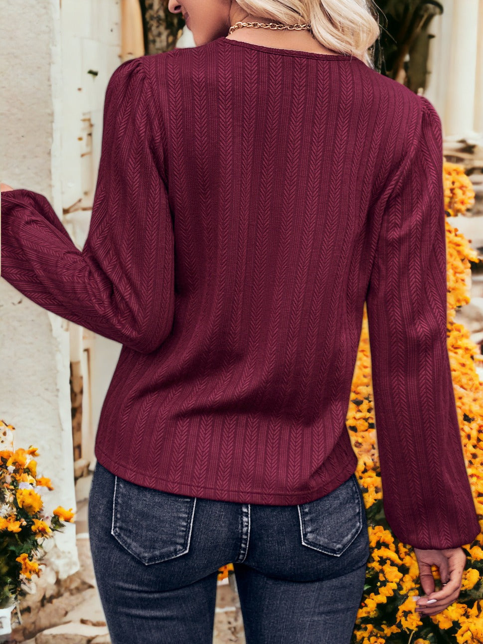 Blusa con escote cruzado y ribete de encaje
