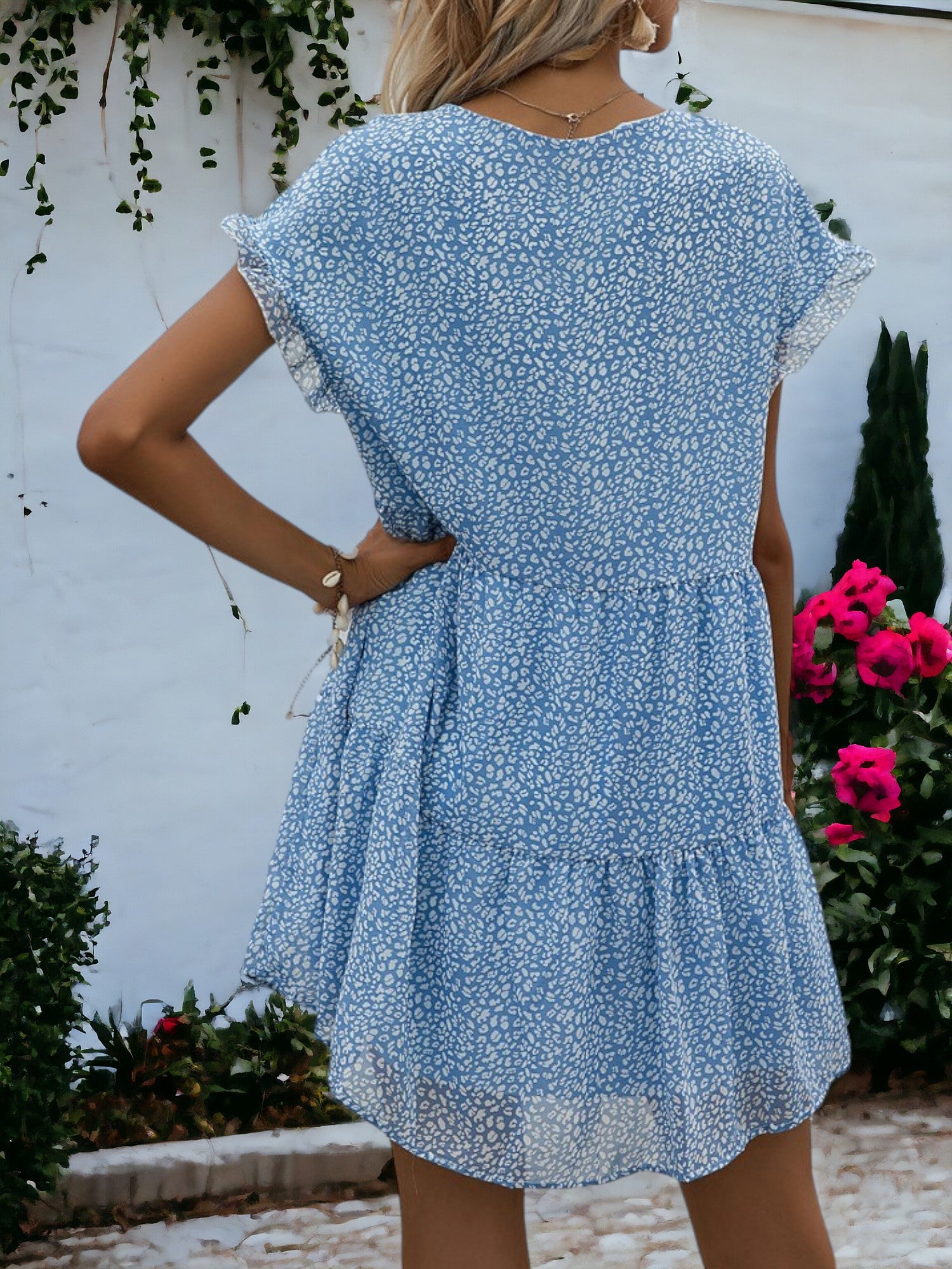 Vestido con escote en V y estampado minimalista