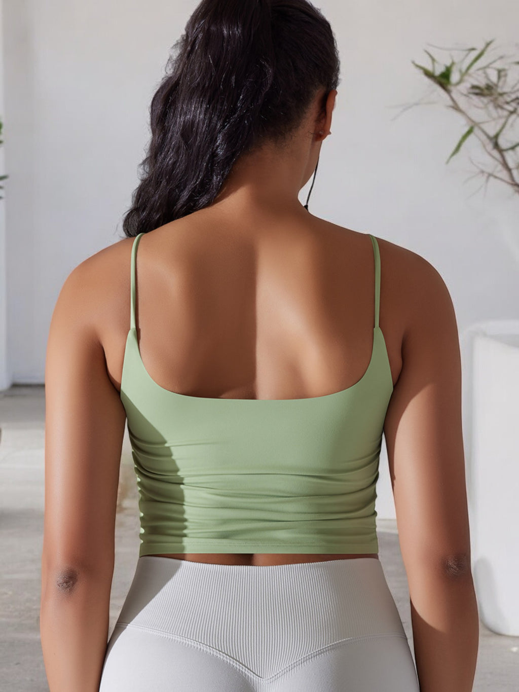 Top deportivo con tirantes finos para mujer de Anna-Kaci, detalle fruncido y tejido transpirable