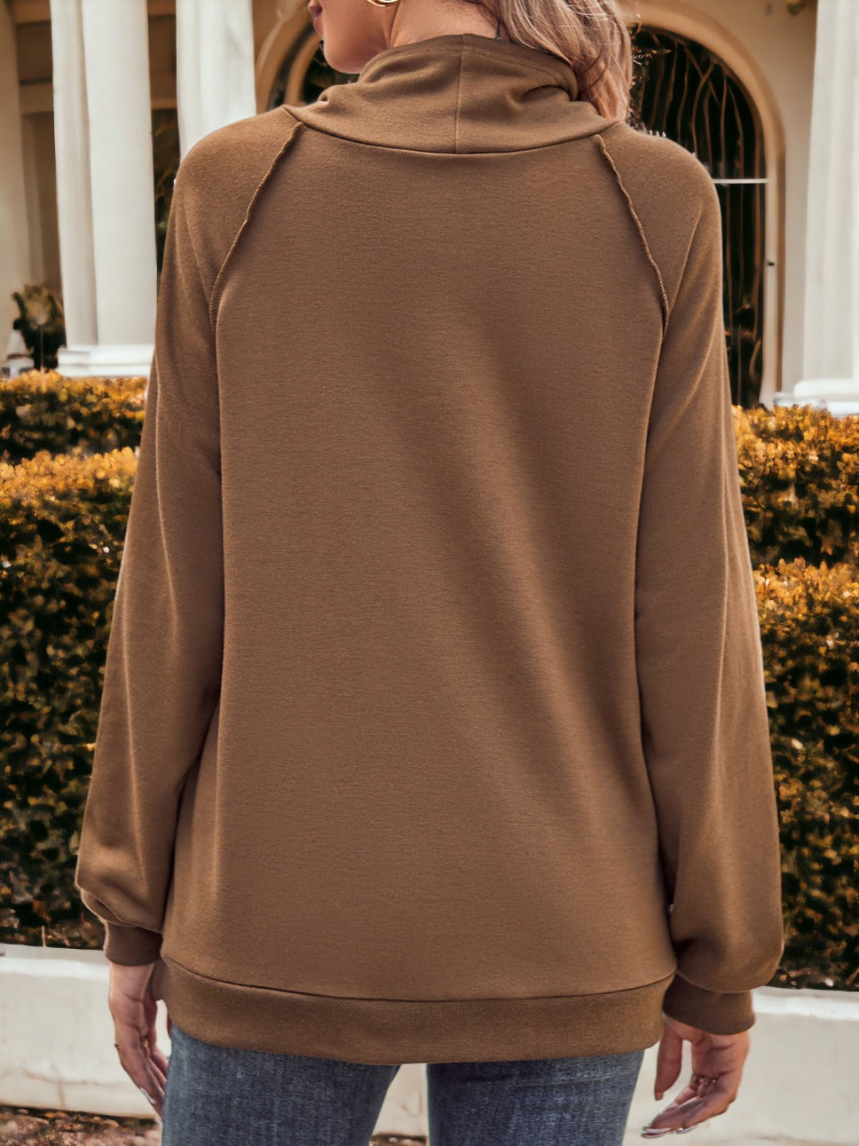 Sudadera con capucha holgada y costuras en contraste
