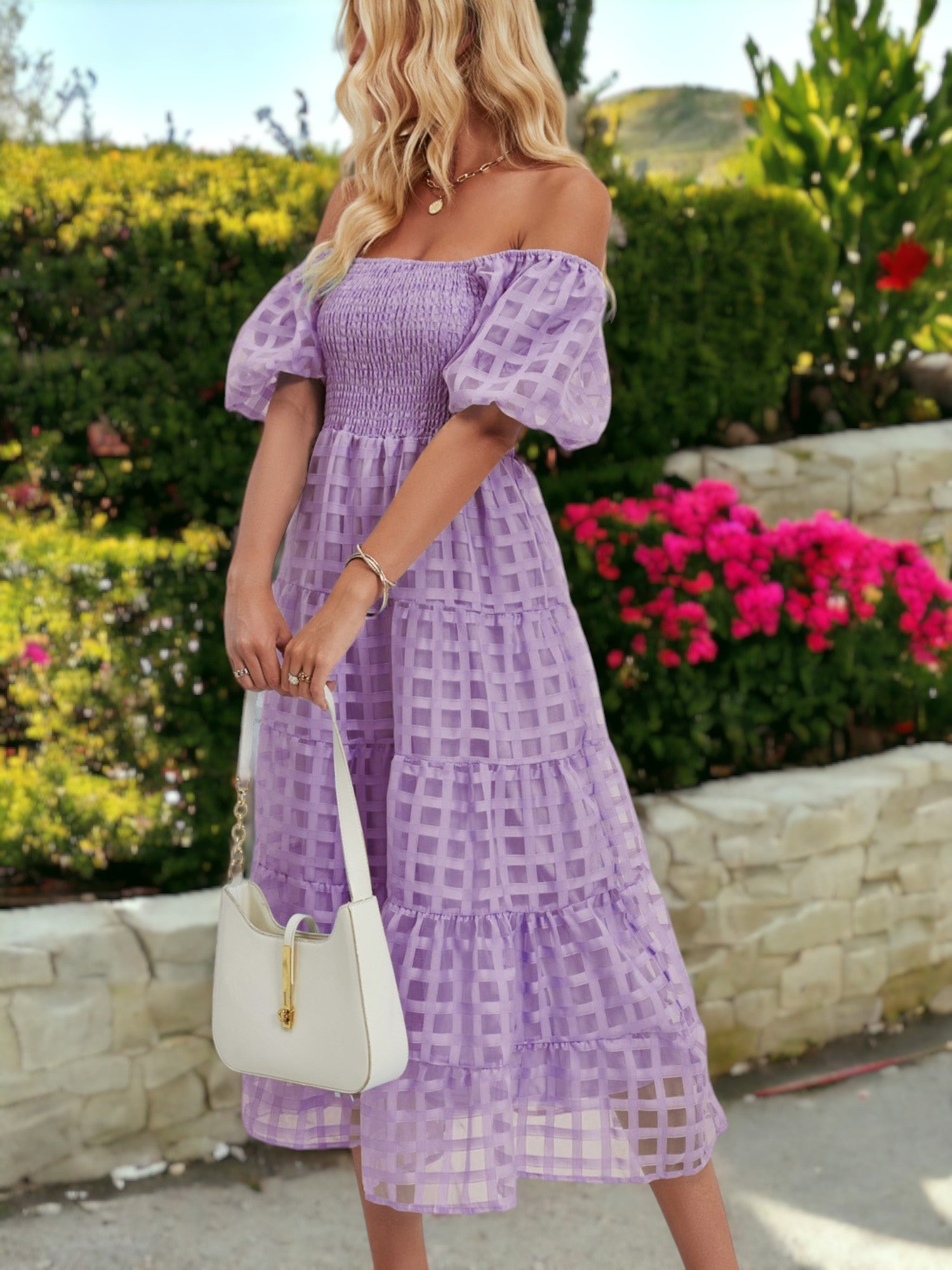 Vestido midi de malla a cuadros con escote cuadrado, mangas abullonadas y hombros descubiertos