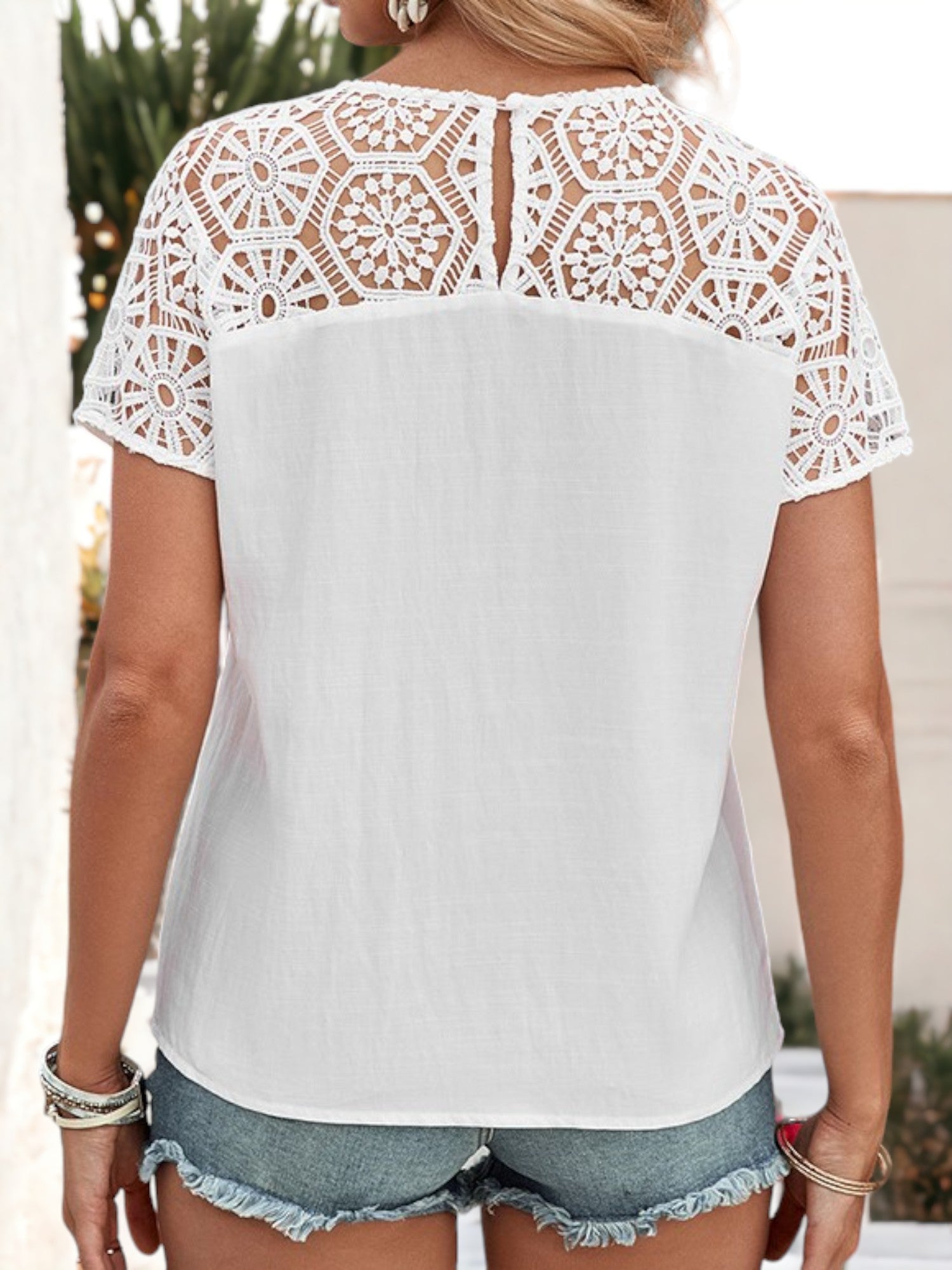 Camiseta de manga corta con detalles de encaje