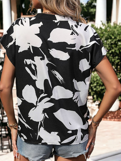 Camiseta de manga corta con cuello en V y alas de murciélago para mujer