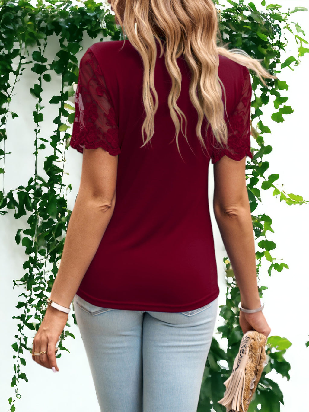 Camiseta de cuello redondo y manga corta con detalles de encaje