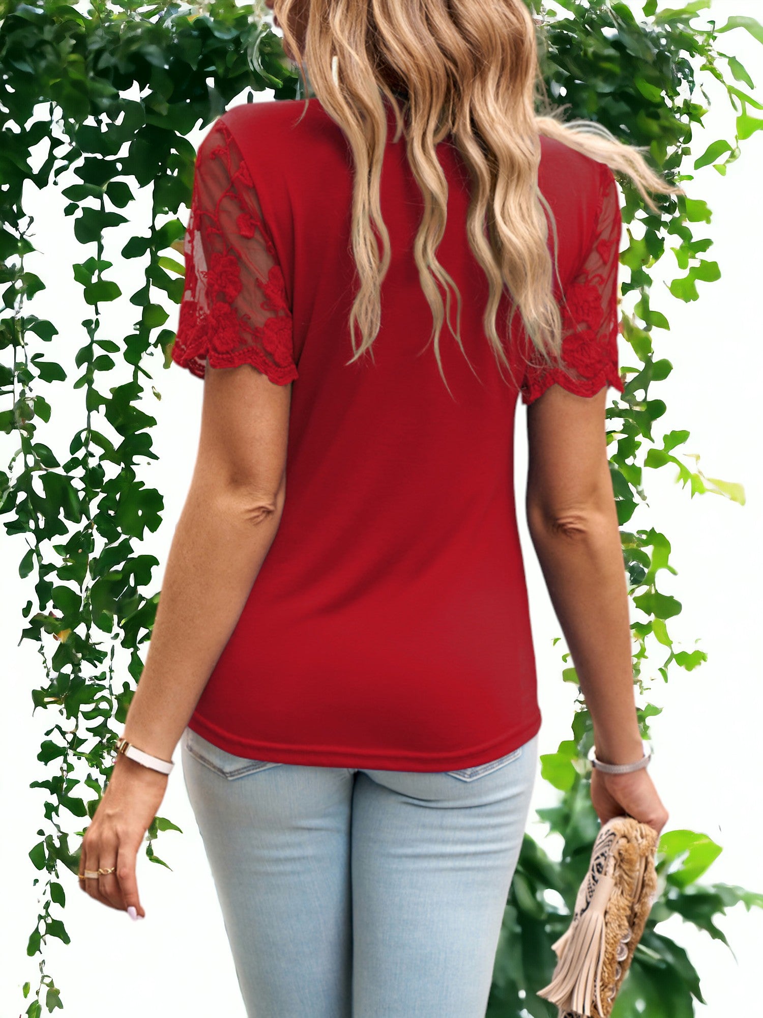 Camiseta de cuello redondo y manga corta con detalles de encaje