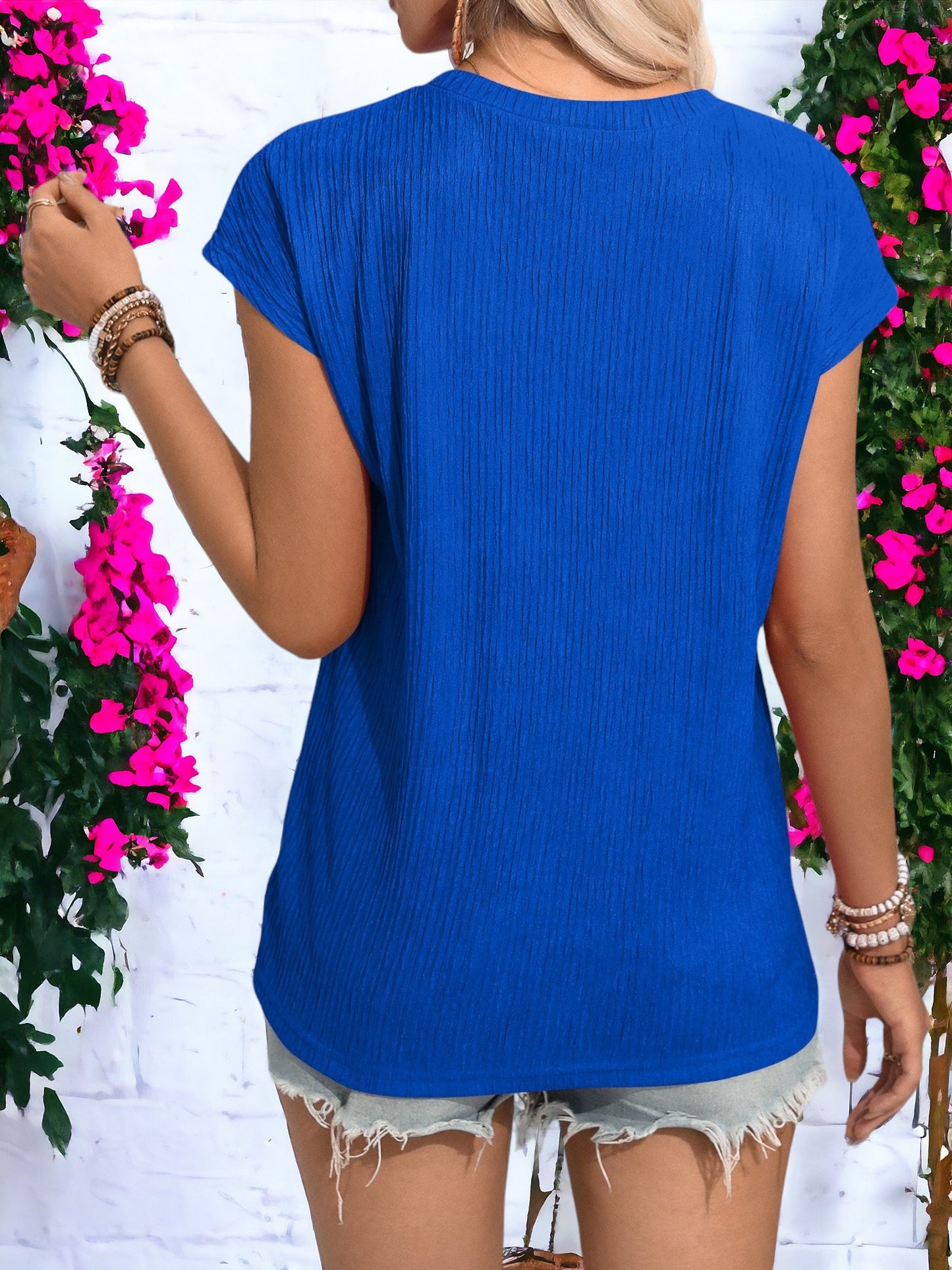 Blusa texturizada de manga corta con cuello redondo y detalle de bolsillo lateral