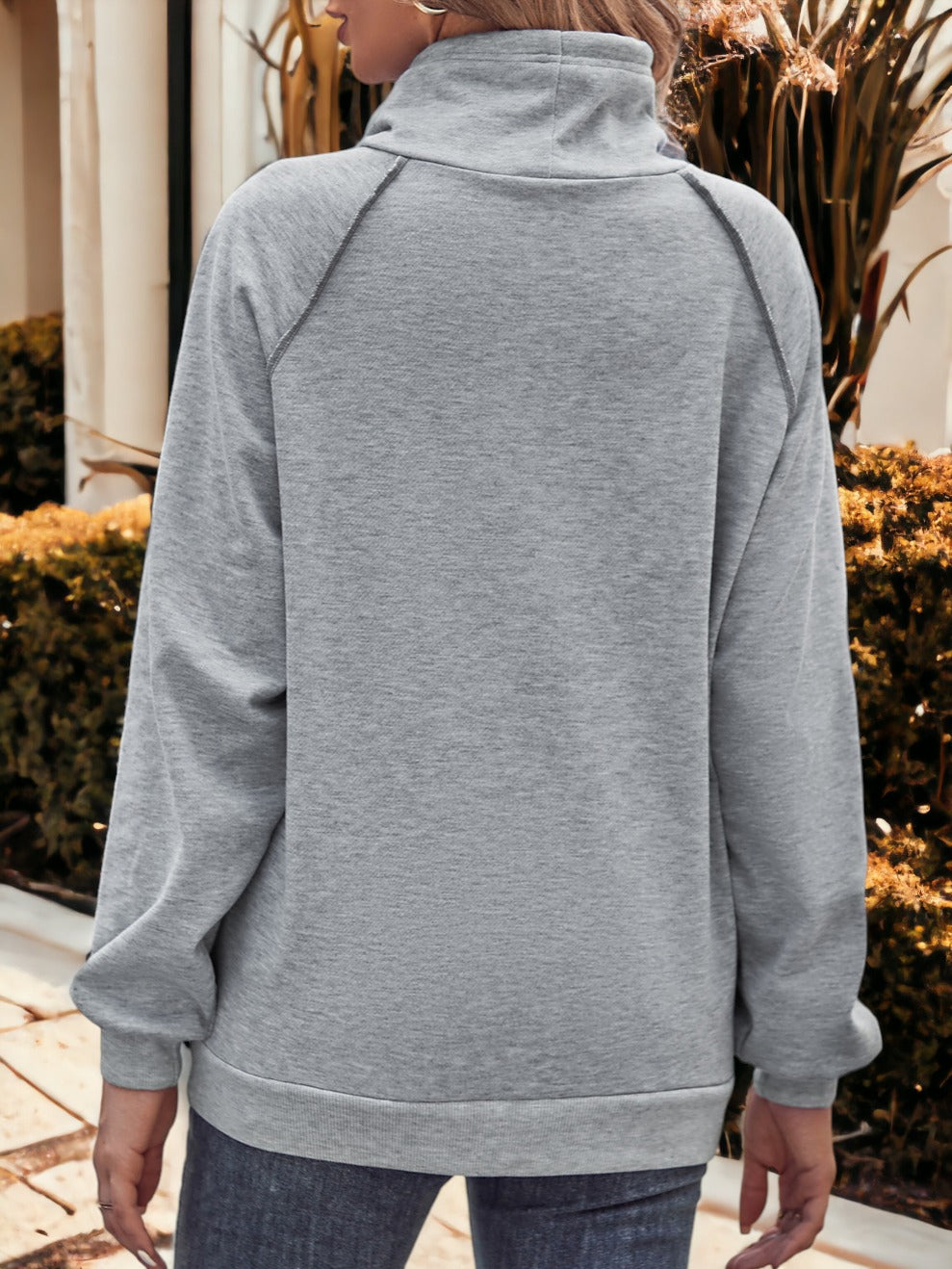 Sudadera con capucha holgada y costuras en contraste