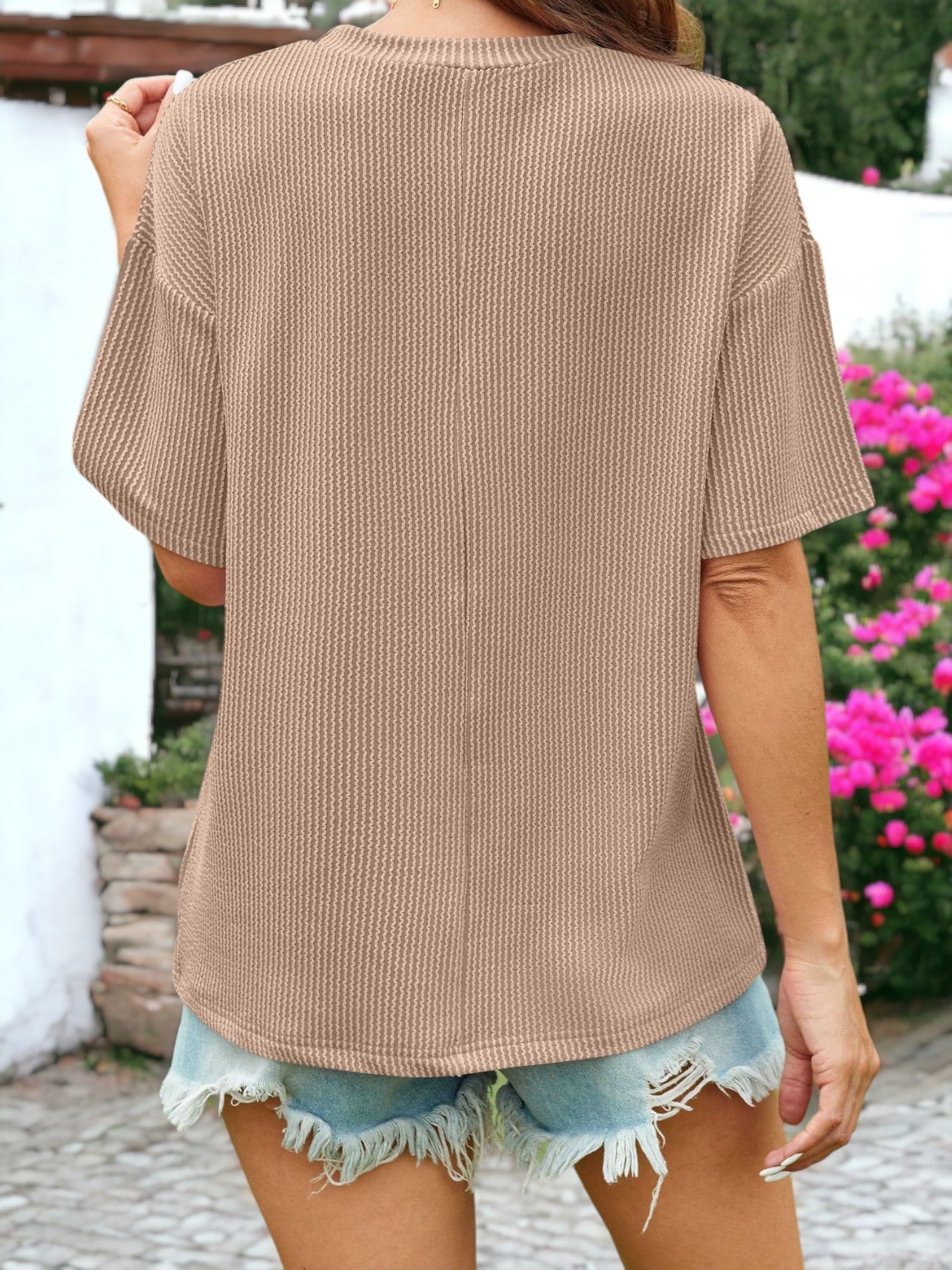 Camiseta con detalle de bolsillo lateral texturizado y punto acanalado