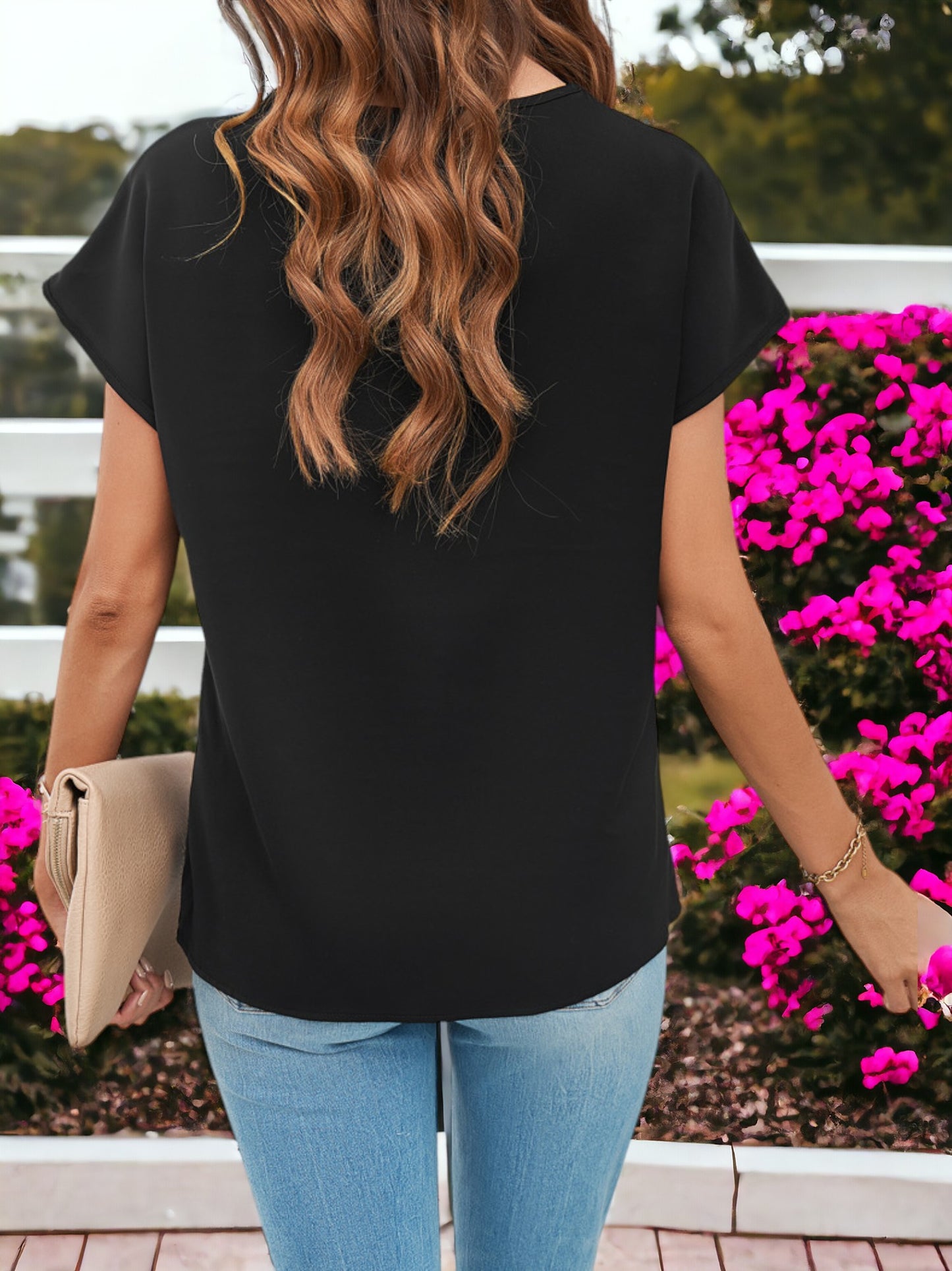 Blusa de manga corta con escote en V y detalle de encaje