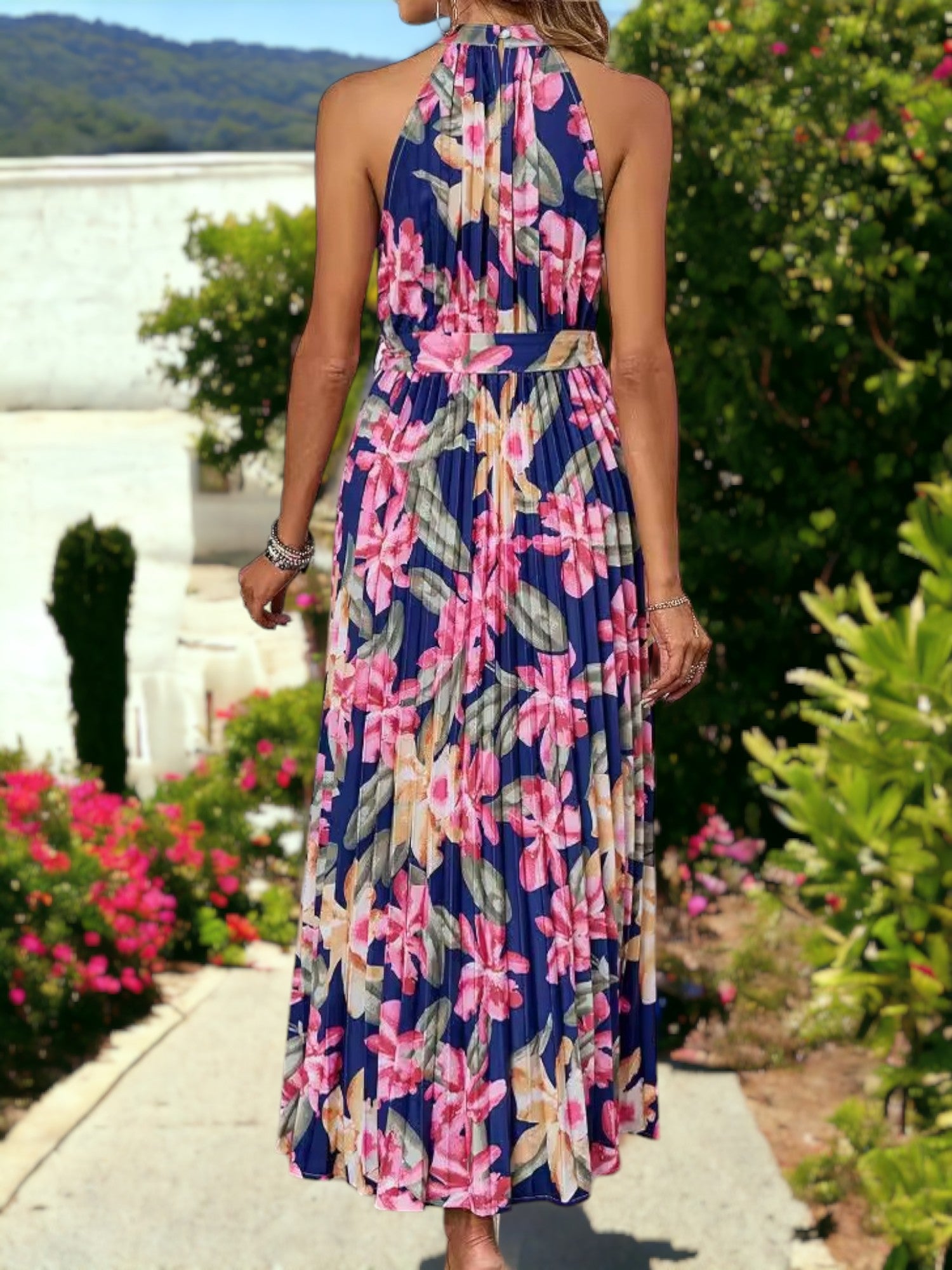Vestido largo plisado con cinturón y estampado floral estilo halter